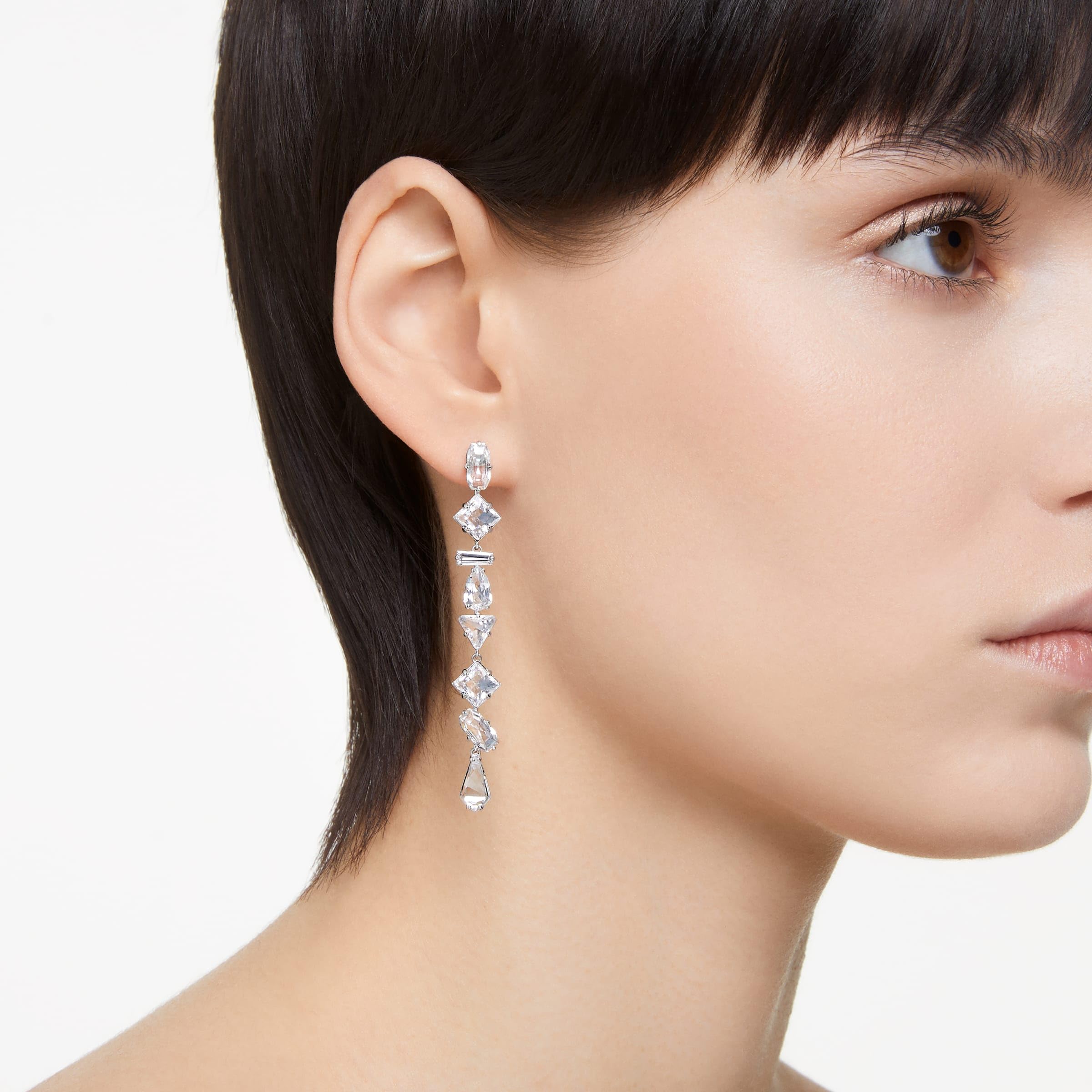 Swarovski Długie kolczyki Mesmera, Wzór asymetryczny, Szlify różnorodne, Długie, Białe, Powłoka z rodu