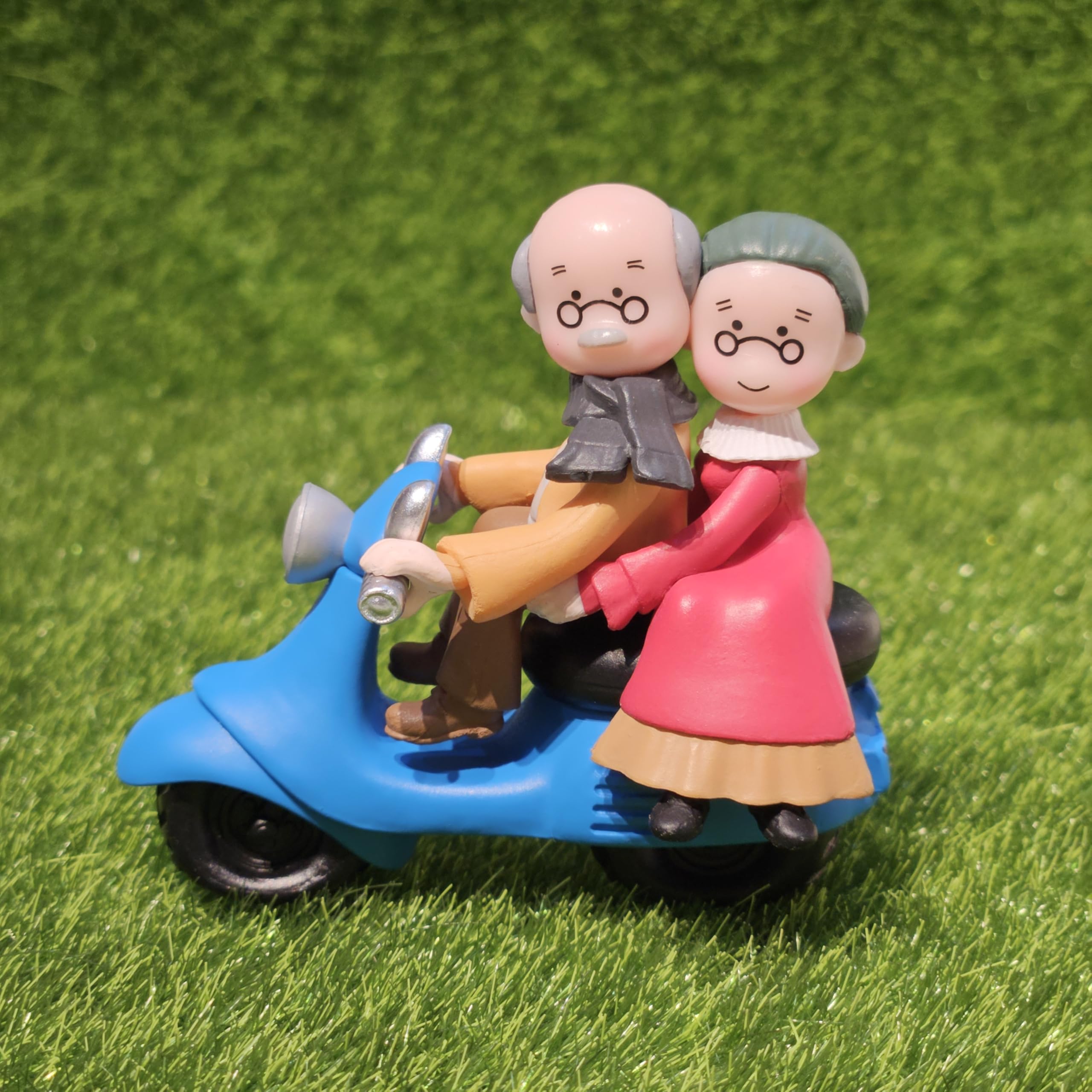 Vintage Decorative Miniature Couple on Scooter Figurine, PVC Garden Ornament, Romantic Home Decor Collection Piece-image-9