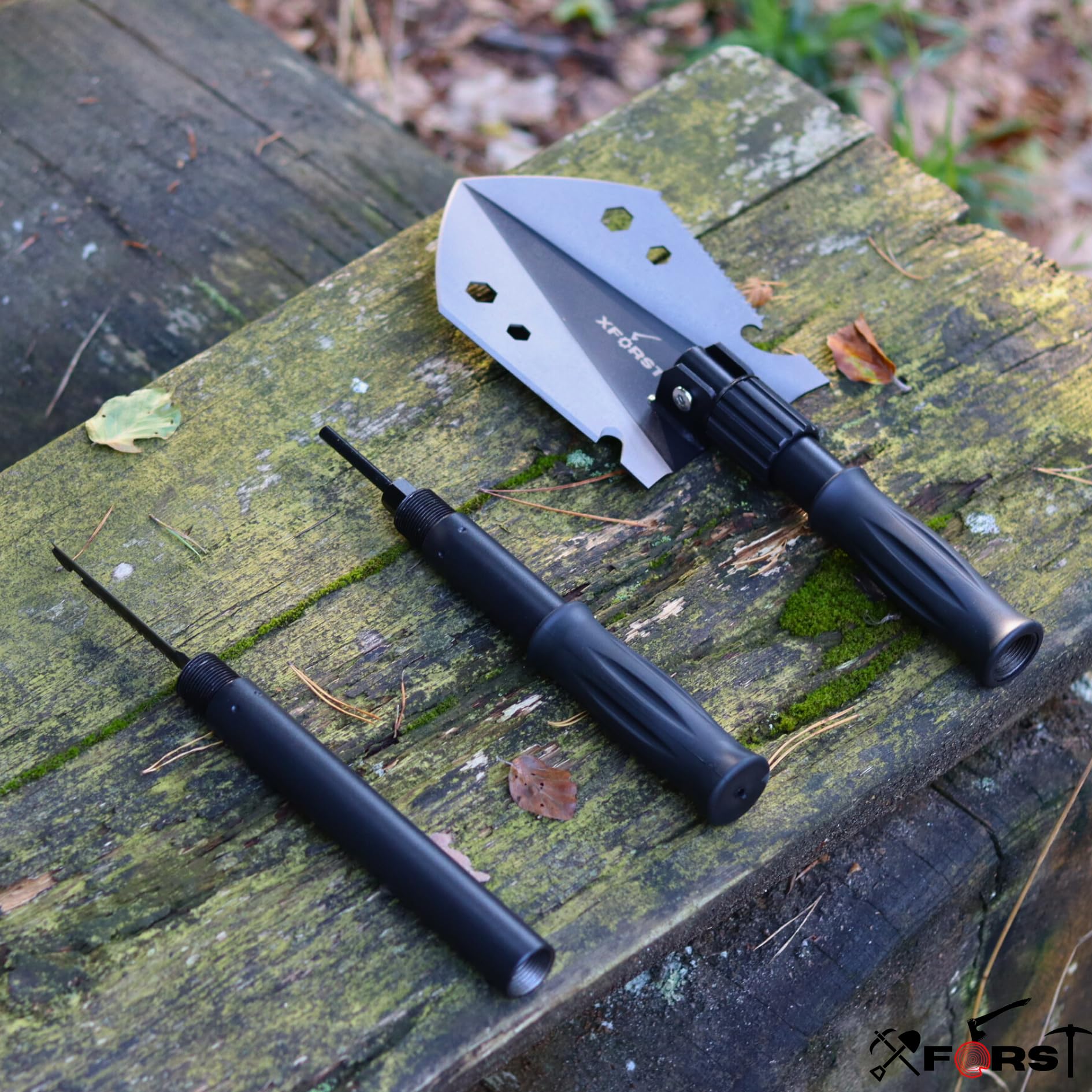 Xforst Multifunktionaler Klappspaten für Camping und Survival – Karbon-Stahl Schaufel mit 3 Längen Kombi, Survival-Säge, Feuerstein, Pfeife und Tasche – Offroad Zubehör