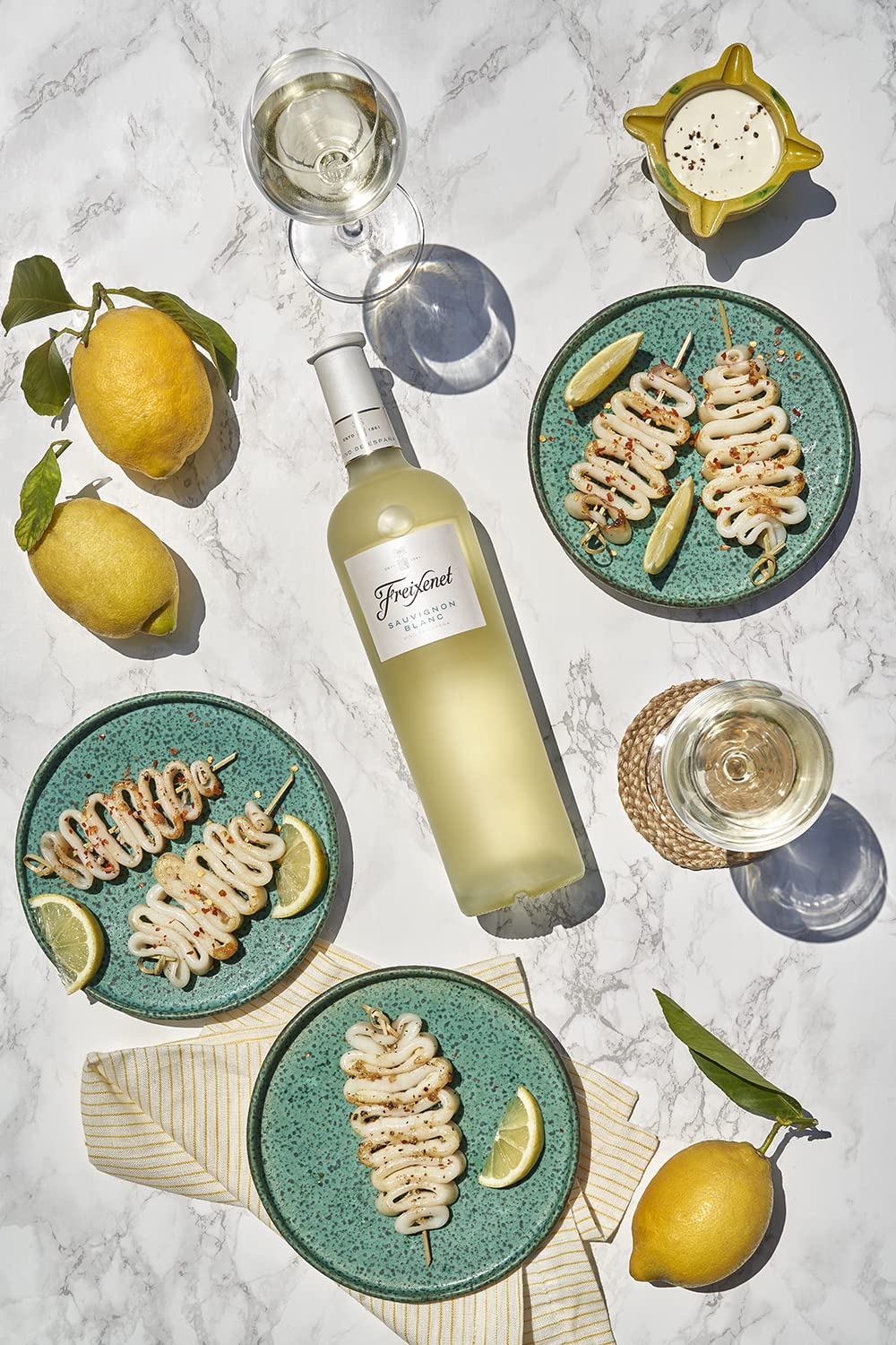 Freixenet Sauvignon Blanc Weißwein Trocken (9 x 0,75 l) Spanischer Wein in edler Premium-Flasche, Spanish Wine Collection, trocken, vegan, perfekt zu Fisch und Meeresfrüchten