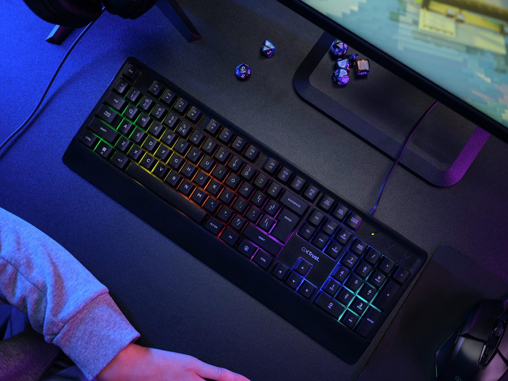 Trust Gaming GXT 792 Quadrox 4-in-1 Gaming Keyboard and Mouse Set, QWERTY UK, cuffie leggere con microfono, tappetino per mouse, pacchetto PC da gioco, set RGB Gamer per computer, laptop, desktop