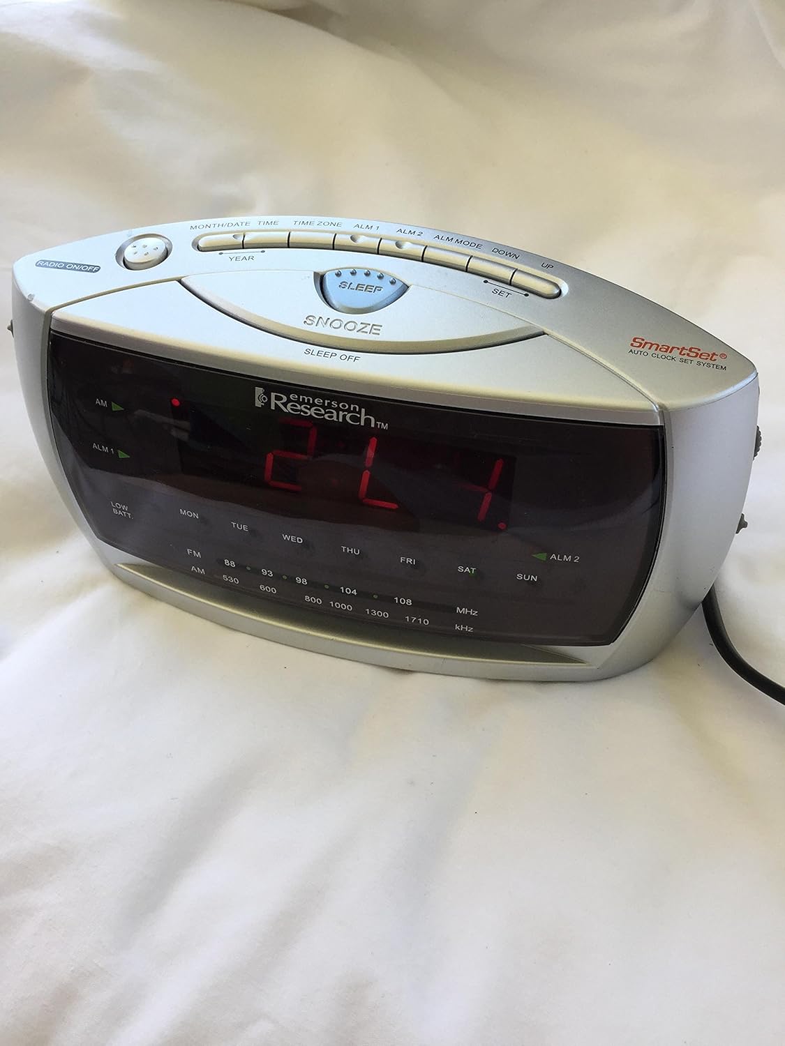 Emerson CKS3029 AM/FM Clock Radio with SmartSet Automatic