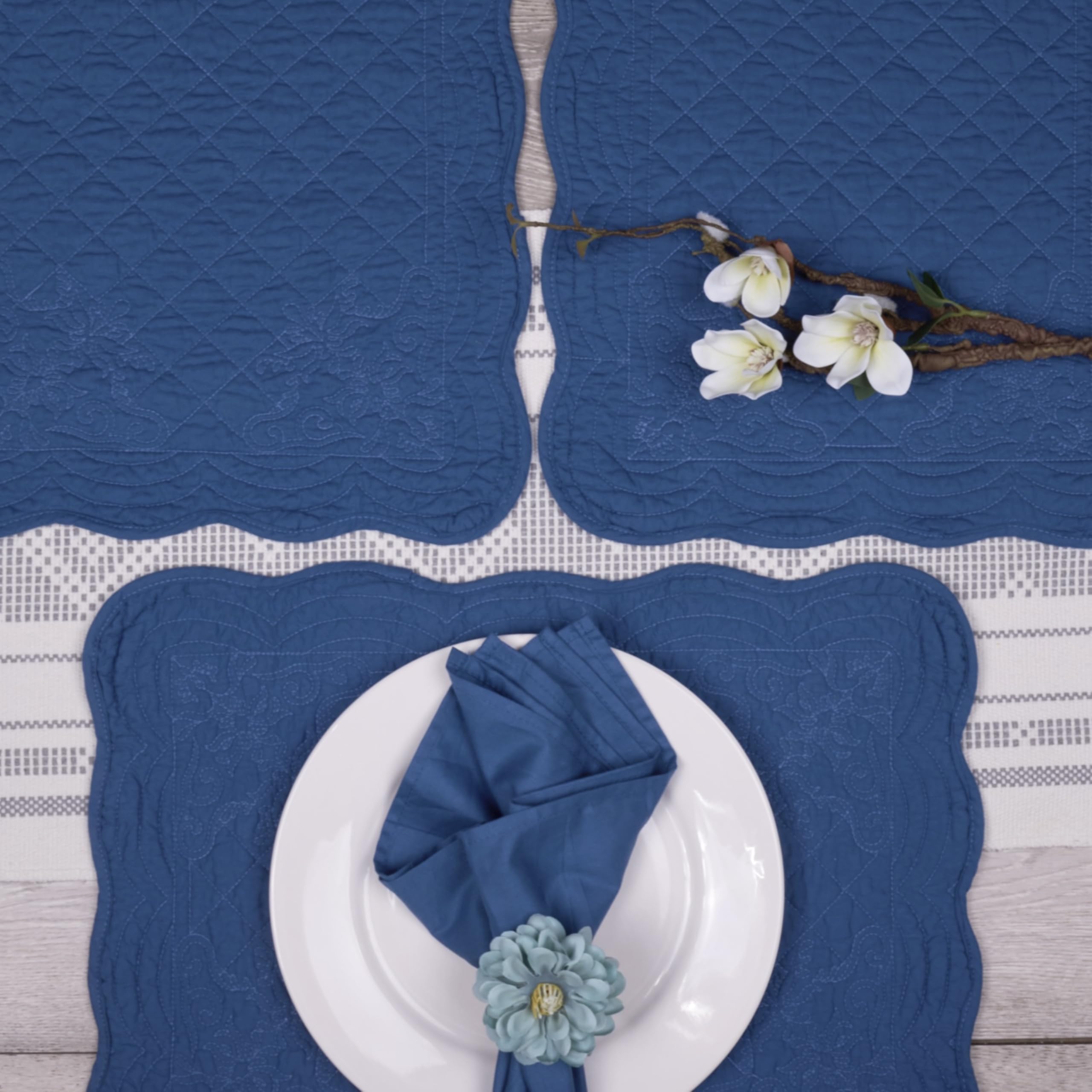 Gesteppte Baumwoll-Tischsets mit passenden weißen Baumwollservietten – Set mit 4 Tischsets und 4 Stoffservietten – solides weißes Tischwäsche-Set für Alltag und Urlaub (4, blau)