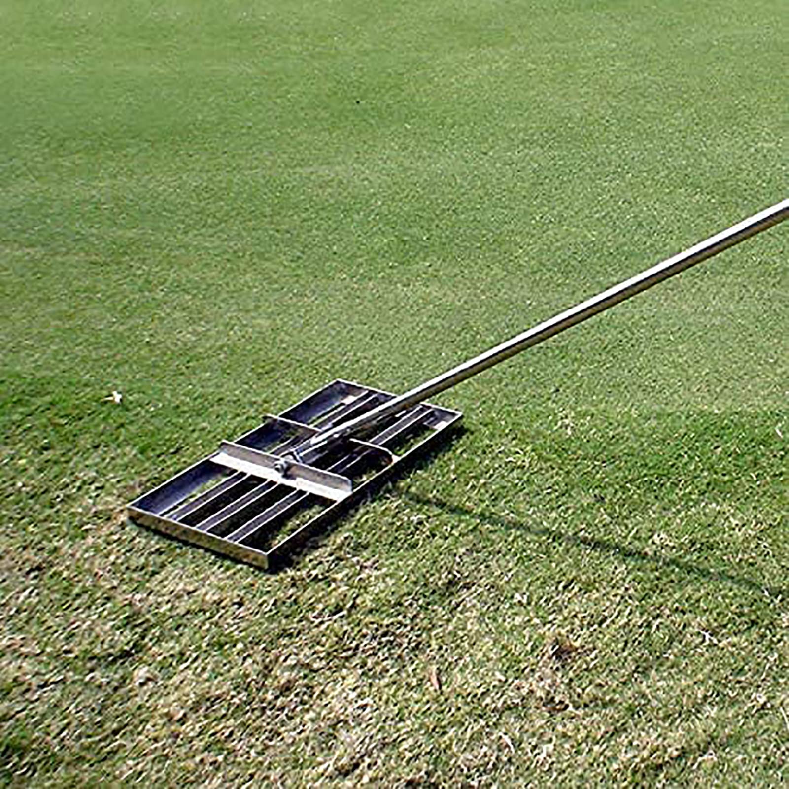 Narzędzie, grabie do wyrównywania trawnika, grabie ze stali nierdzewnej do wyrównywania trawnika, narzędzie do wyrównywania trawnika, trawa, pole golfowe, ogród, trawnik, gospodarstwo rolne, ziemia,