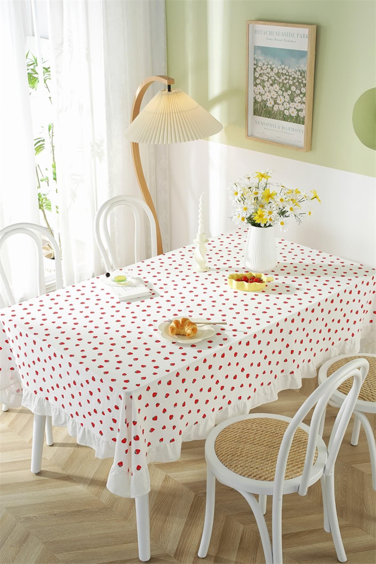 Tovaglia Rettangolare Antimacchia per Tavolo Bianco, Fantasia Fragola con Volant, in Cotone Lavabile, 130 x 180 cm, Tovaglia per Sala da Pranzo