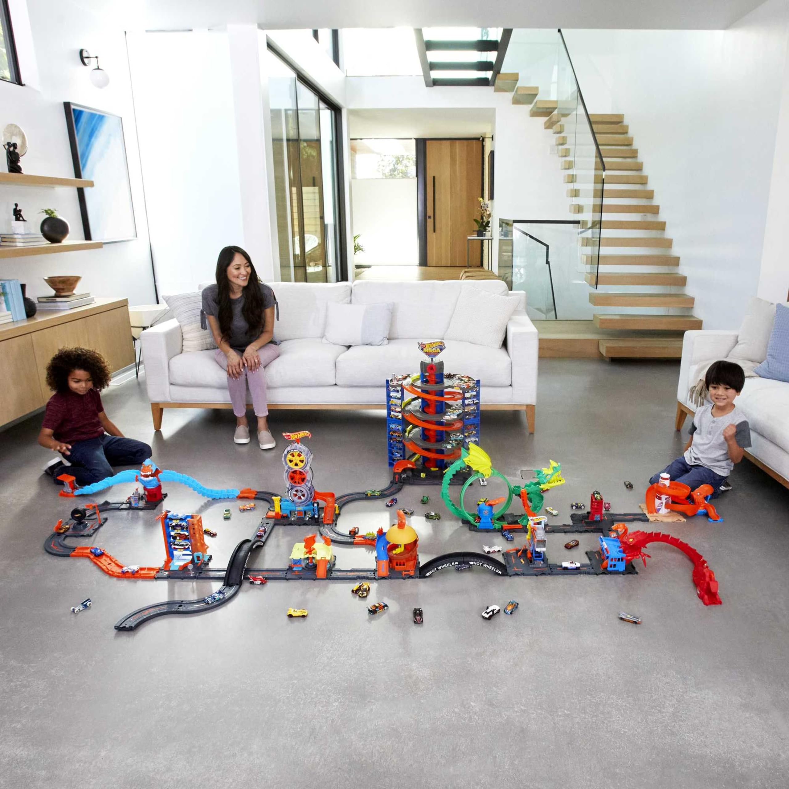 Hot Wheels Autorennbahn Benzinkanister, Stunt-und Rennaction für Spielzeugautos, mit Looping Track, Aufbewahrungsbox, Auto Spielzeug, Spielzeug ab 6 Jahre, HDX78