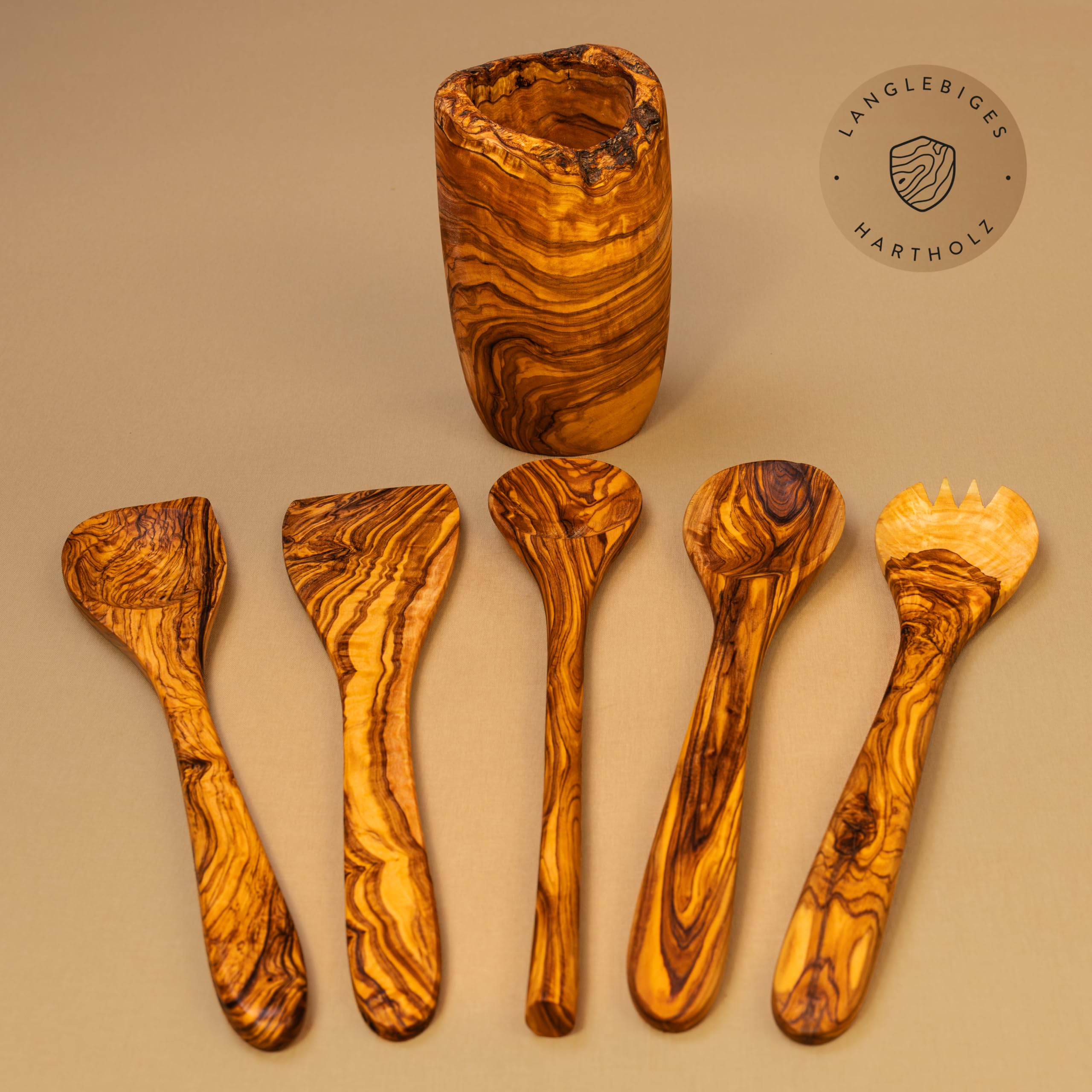 DAS OLIVENHOLZBRETT®Besteckhalter/Köcher 16cm rustic+5er Set Zubehör 25cm | Pfannenwender/ Kochlöffel, Löffel mit Ecke + Salatbesteck Olivenholz /Küchenutensilien Holz/ Kochlöffel Set 25cm