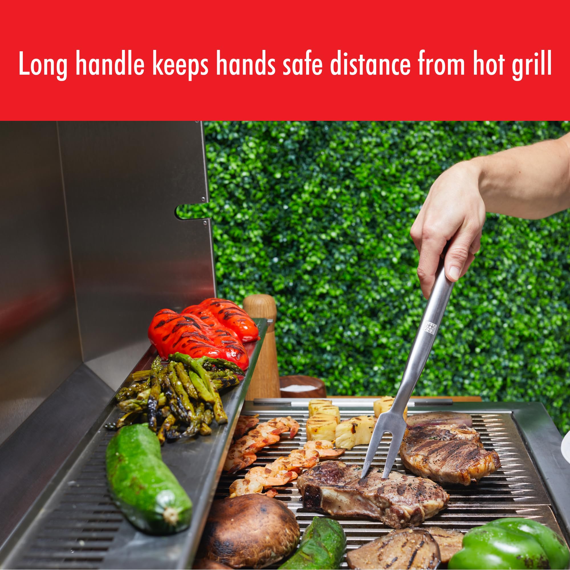 ZWILLING BBQ+ 4-teiliges Grillbesteck – Grillzubehör – Geschenkbox mit Grillwender, Grillzange, Gabel und Kochwerkzeug-Etui – aus Stahl