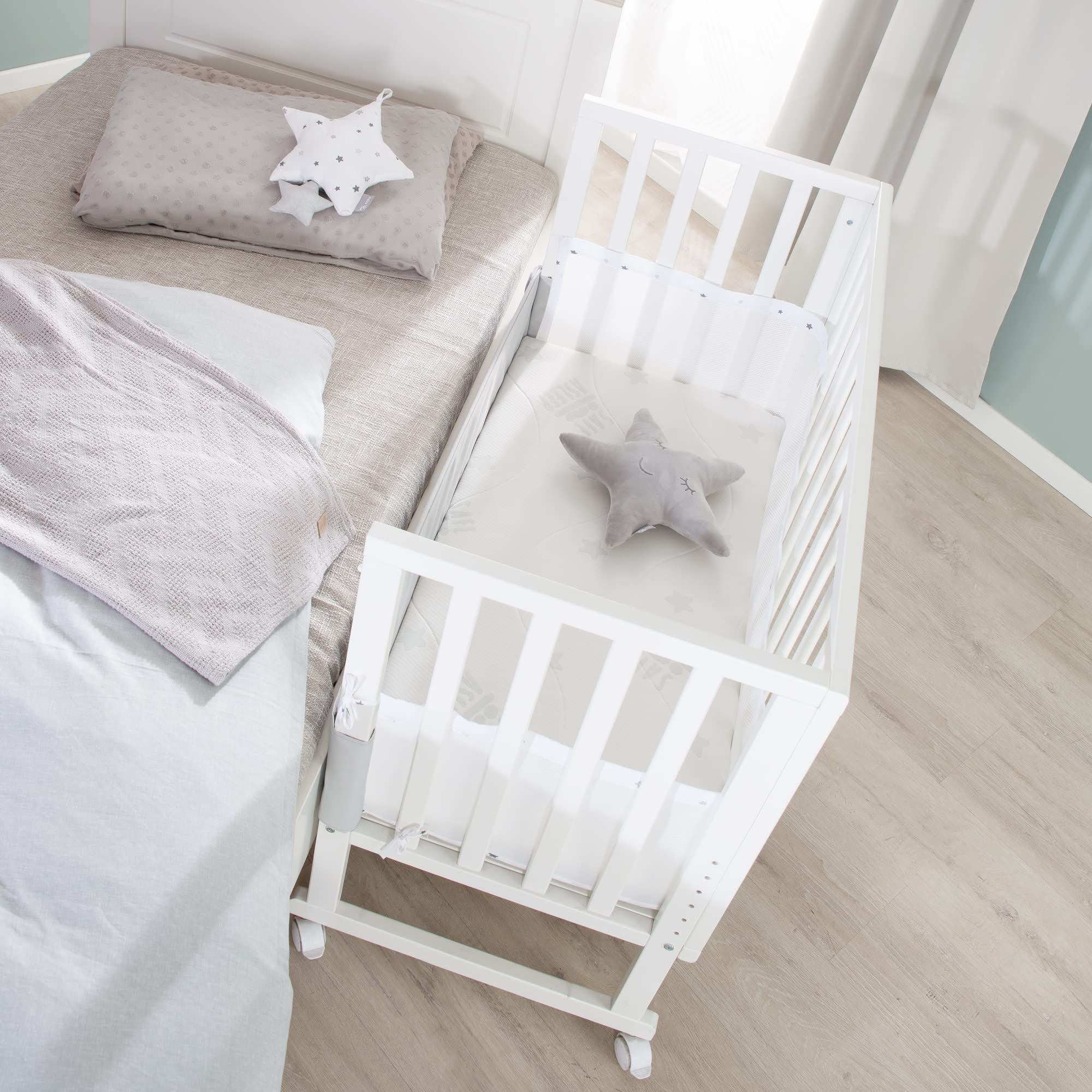 roba Lit Cododo 45 x 90 cm safe asleep® 3 en 1 - Hauteur Réglable - Berceau + Matelas + Barrière en Toile + Bordure en Maille + 4 Roulettes à Freins - Ensemble de Lit Bébé - Bois Blanc