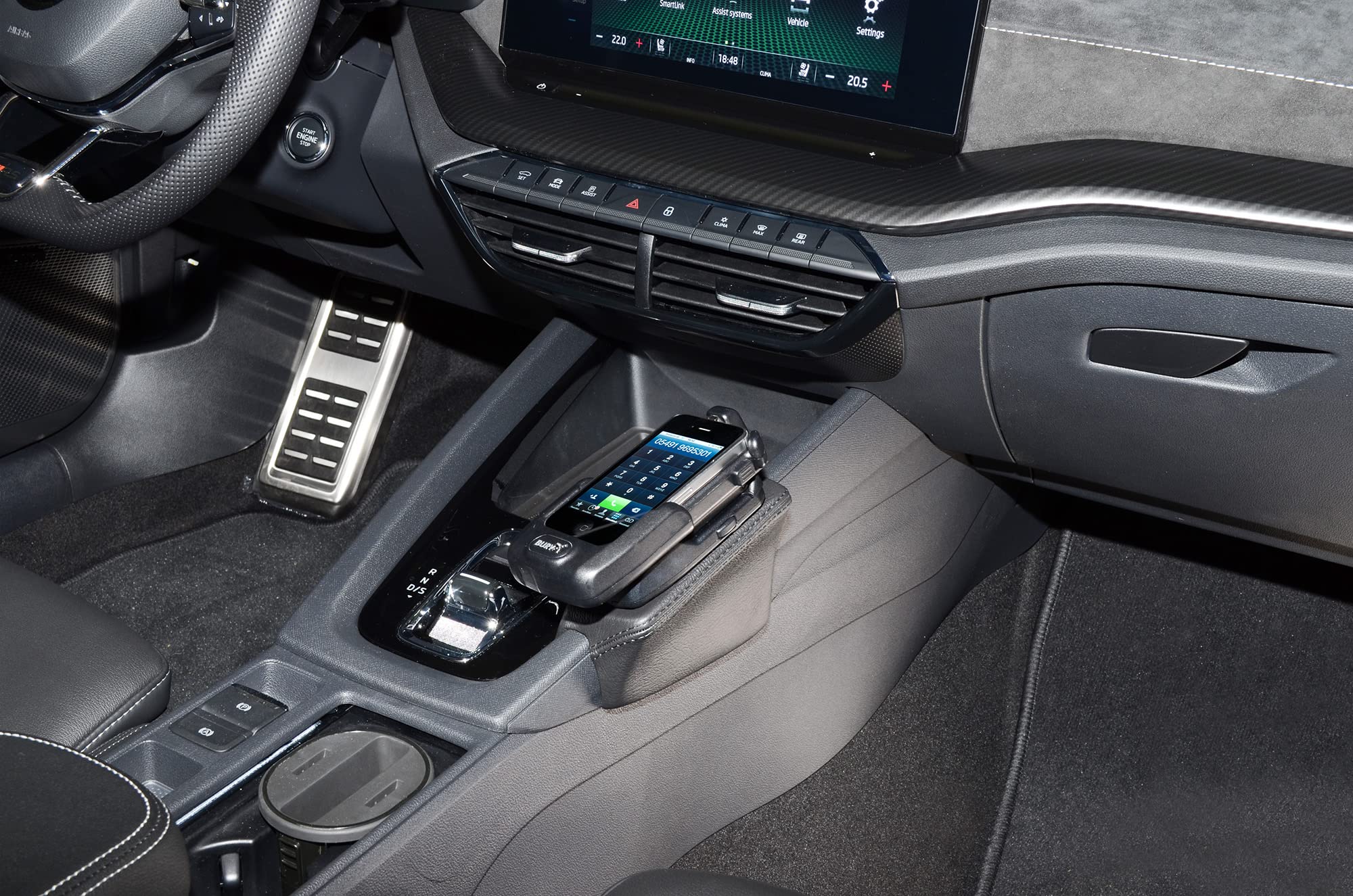 KUDA Handyhalterung passend für Skoda Octavia IV ab 2020 - Telefonkonsole für Smartphones, Handy, Navi und mehr - Kunstlederkonsole, Schwarz, 3825