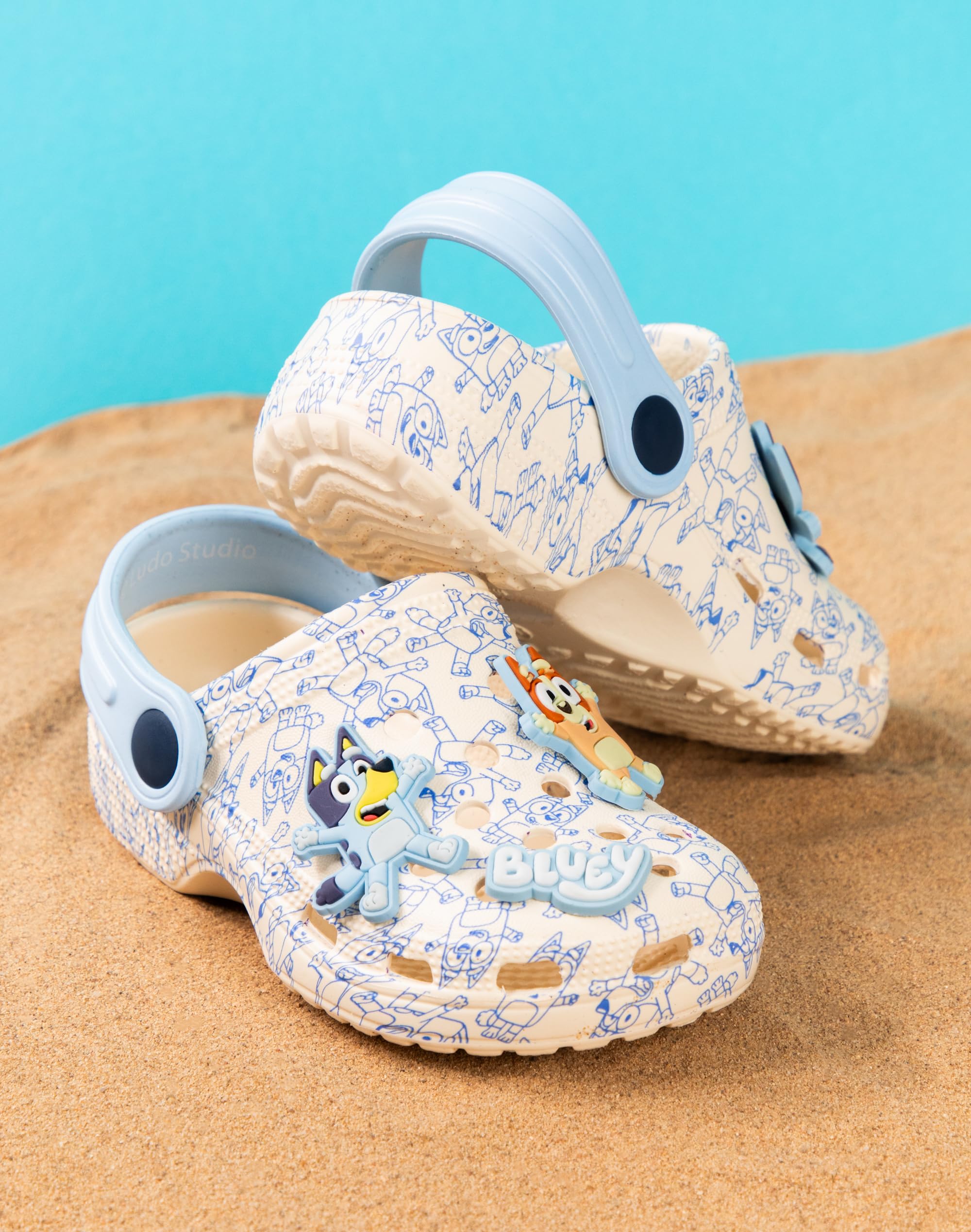 BlueY Zoccoli per Ragazzi | Calzature Slip-on per Bambini con ciondoli a Forma di Cucciolo in Marrone Chiaro e Blu | Sandali con Stampa Integrale per Interni ed Esterni e Cinturino Regolabile