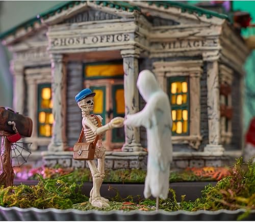 Miniatura 2 de Department 56 Snow Village - Figura de Halloween con accesorios de lluvia, aguanieve ni miedo a la noche, 4 pulgadas, multicolor