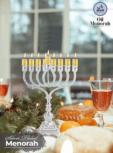Miniatura 7 de Ner Mitzvah Menorá de aceite chapada en plata, se adapta a vasos de aceite de Janucá estándar y velas grandes, diseño en relieve, base cuadrada, 10