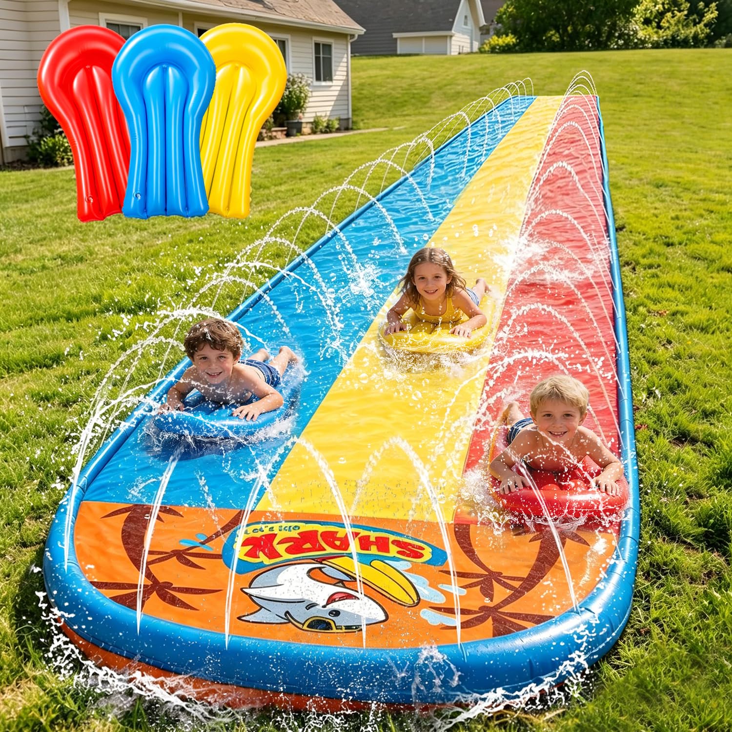 Dreifache Wasserrutsche mit 3 aufblasbaren Bodyboards, Rasenrutsche mit integriertem Sprinkler, Hinterhof, Outdoor, Sommer, Wasserspielzeug für Kinder und Erwachsene, 6 m