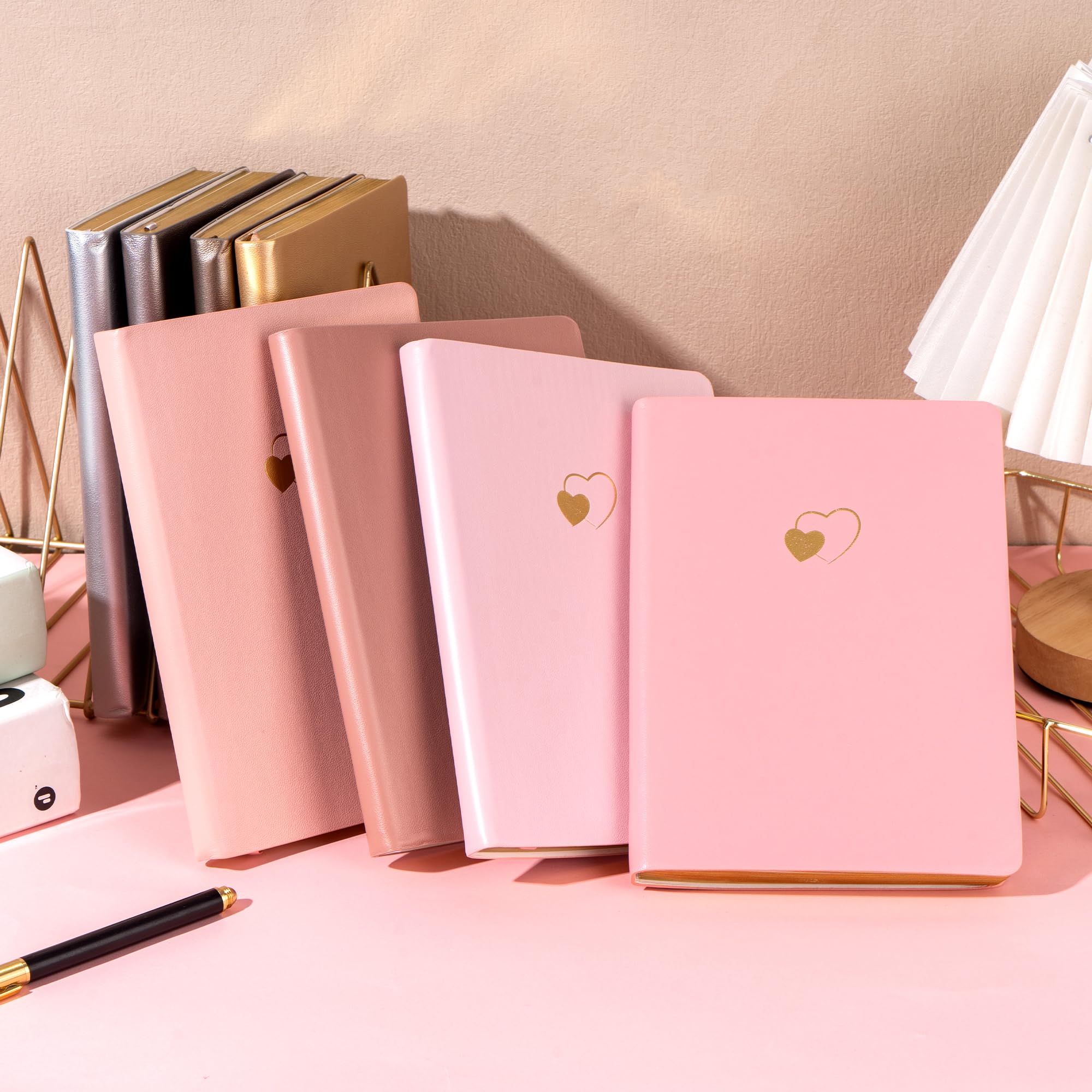 CAGIE Pack de 4 cuadernos con forro para mujeres y niñas, 256 páginas con diario de piel en forma de corazón para escribir A5, cuaderno de tapa blanda para la escuela de trabajo (gradiente rosa, A5)