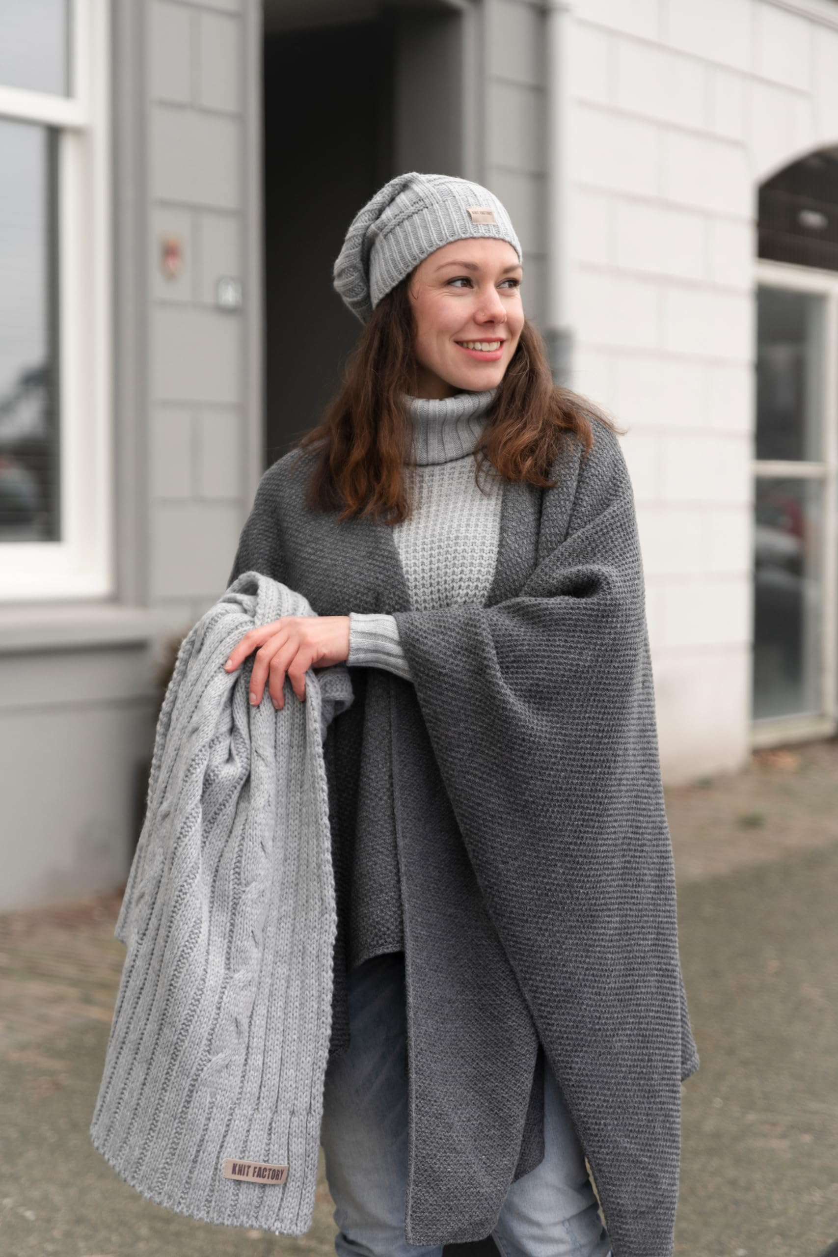 KNIT FACTORY - Jazz Poncho - Elegant Gestrickter Damen Cape - Wickelschal mit Wolle - Hochwertige Qualität