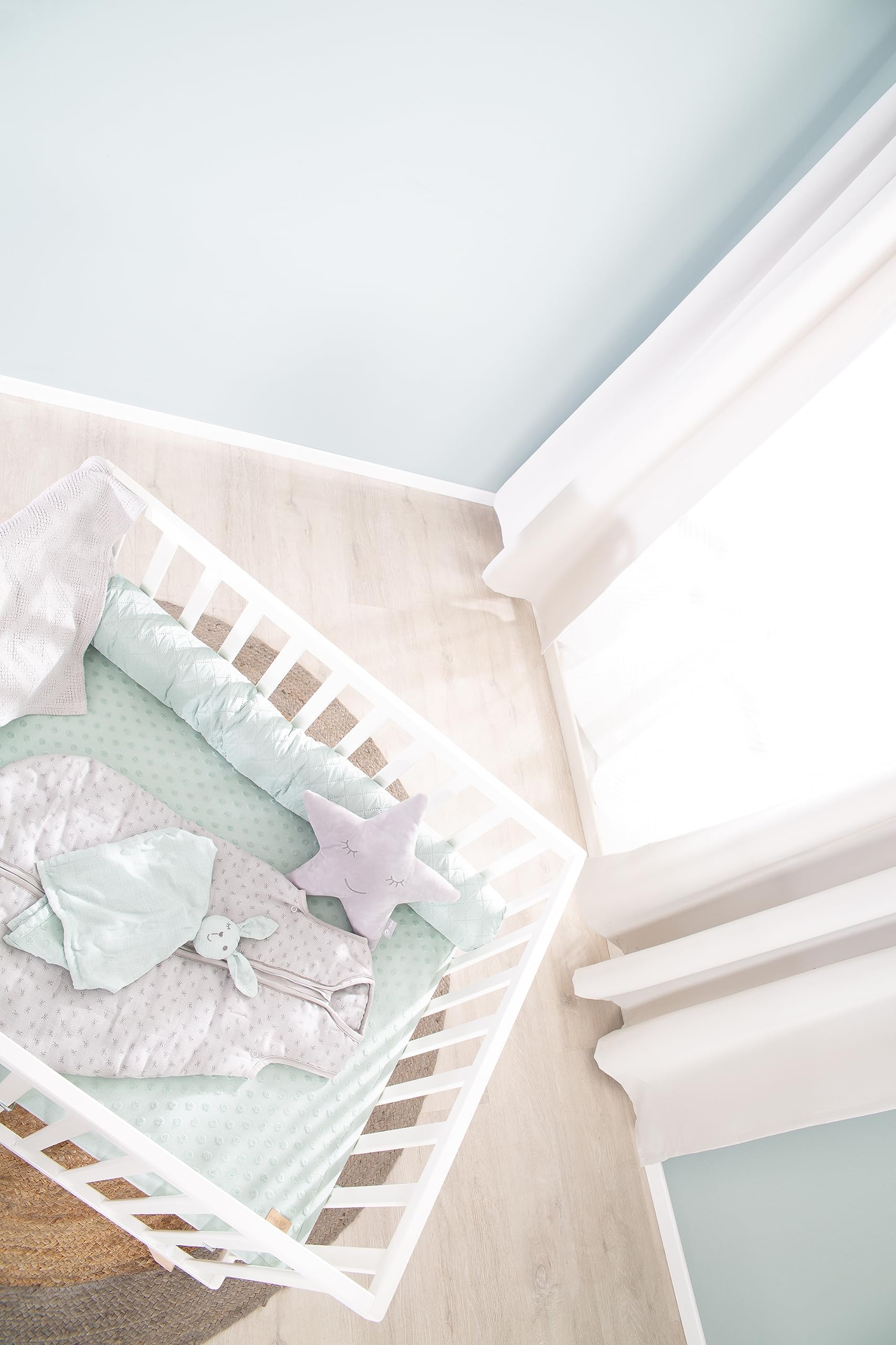 roba Parc Bébé en Bois Massif Bio 75 x 100 + Tapis de Parc Lil Planet Vert Givré - Certifié OEKO-TEX et GOTS - Base Ajustable en Hauteur - Design Rétro - Laqué Blanc
