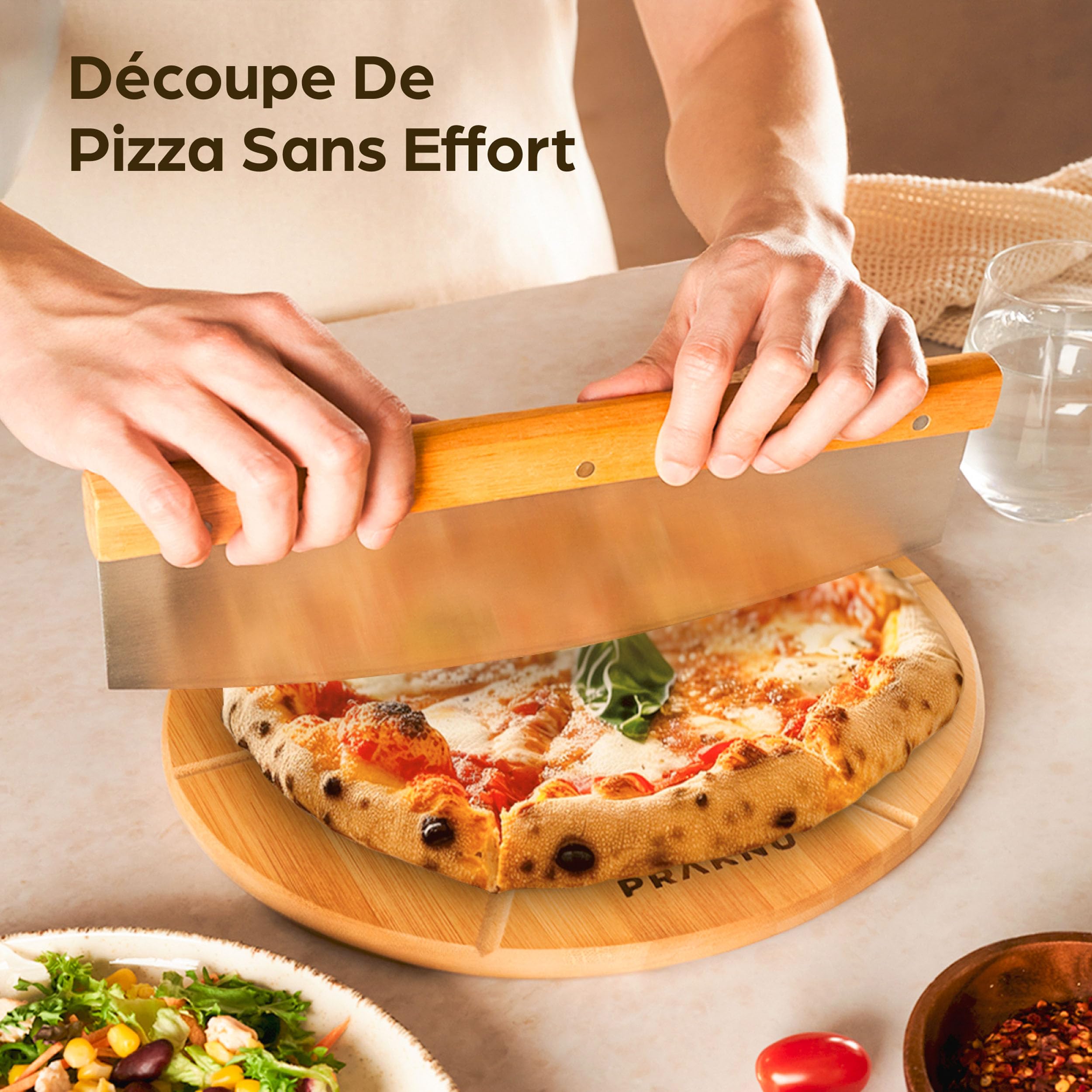 De Pizzasnijder Van Het Roestvrij Staal Op Hakbord Stock Afbeelding De Pizzasnijder Van Het Roestvrij Staal Op Hakbord Image16479279