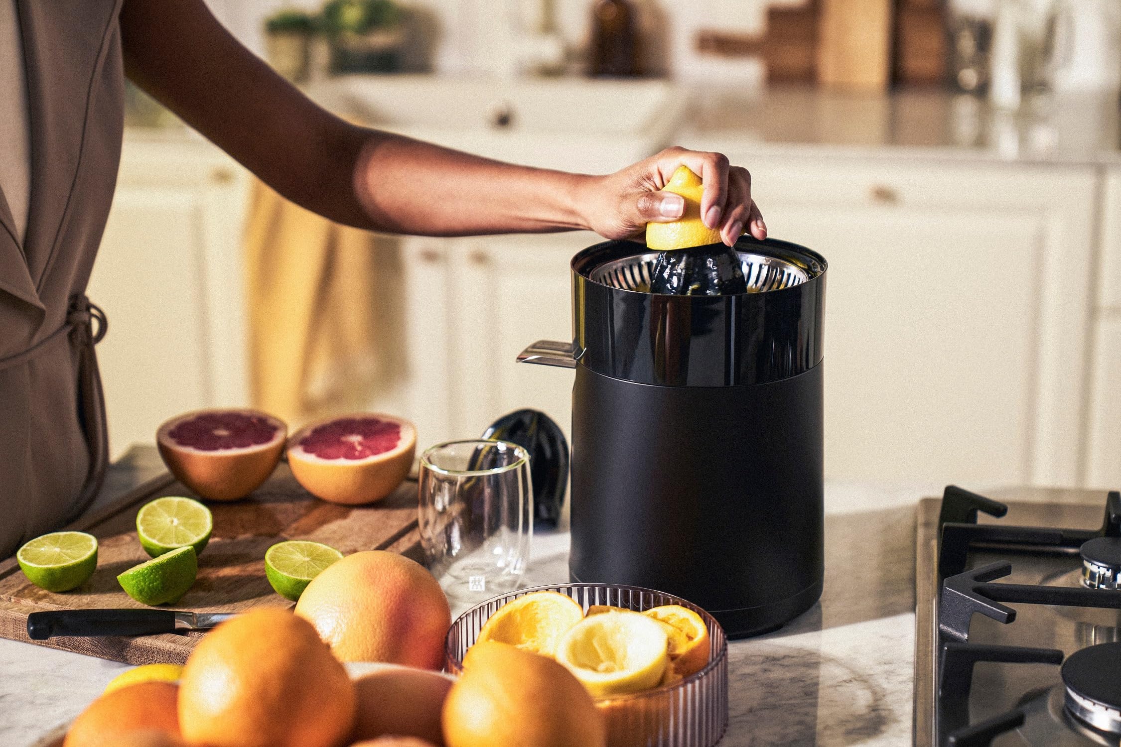 ZWILLING ENFINIGY Exprimidor eléctrico de alta eficiencia de jugo, 2 conos de prensado, colador de pulpa ajustable, 85 W, negro