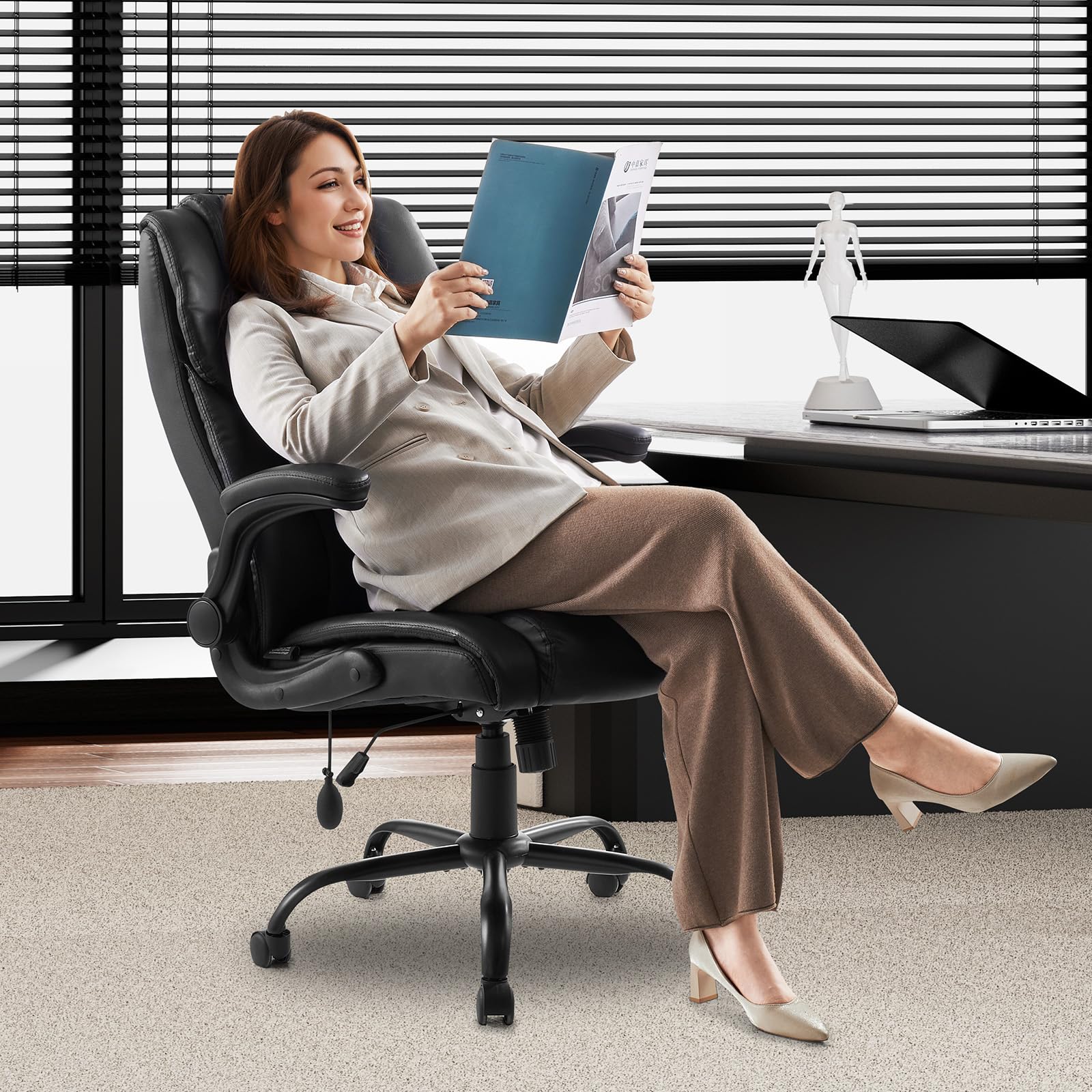 VEVOR Sedia Girevole da Ufficio con Braccioli Ribaltabili Cuscino Lombare, Poltrona Direzionale Ergonomica, Sedile da Ufficio in Pelle PU, Carico max. 136,08 kg Altezza Regolabile, Sedia da Studio