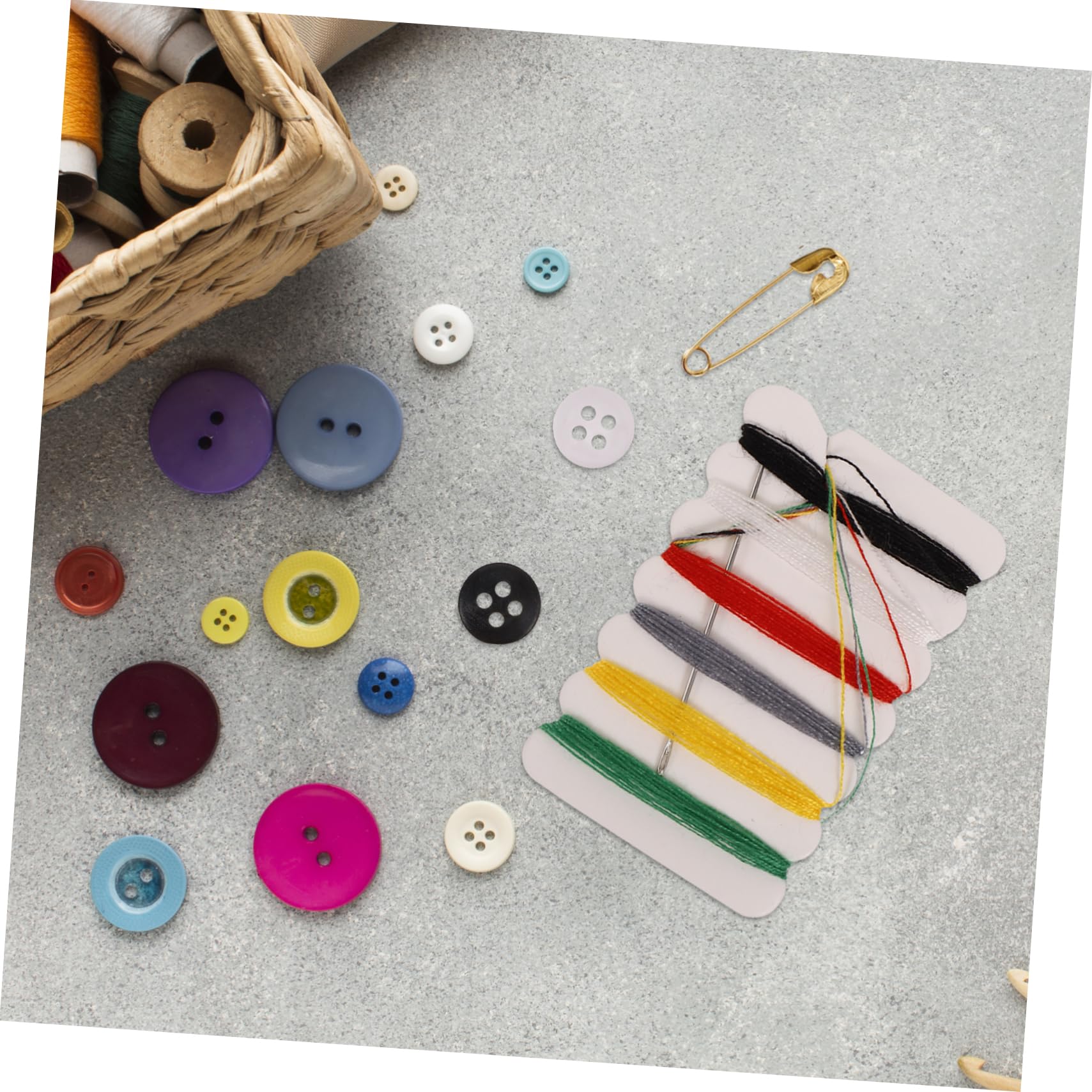Kit de Costura Portátil Hogar 100 Piezas, Agujas, Botones y Hilos Surtidos, Multifuncional y Compacto para Alfombras y Confección de Vestidos Color Aleatorio