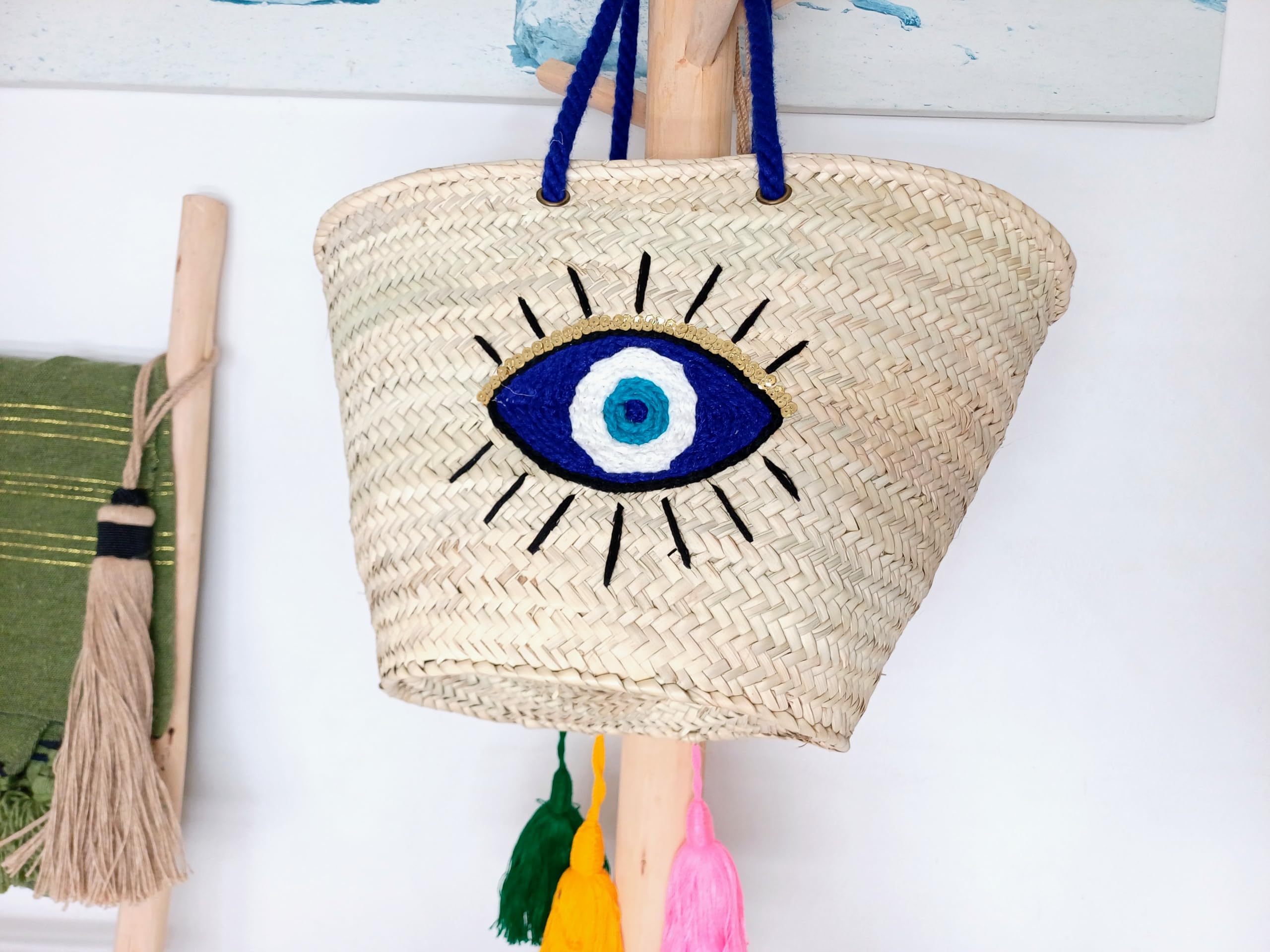 Bolso capazo de palma con dibujo de ojo de lana azul,asas largas azules, beige y azul 45x28x18cm