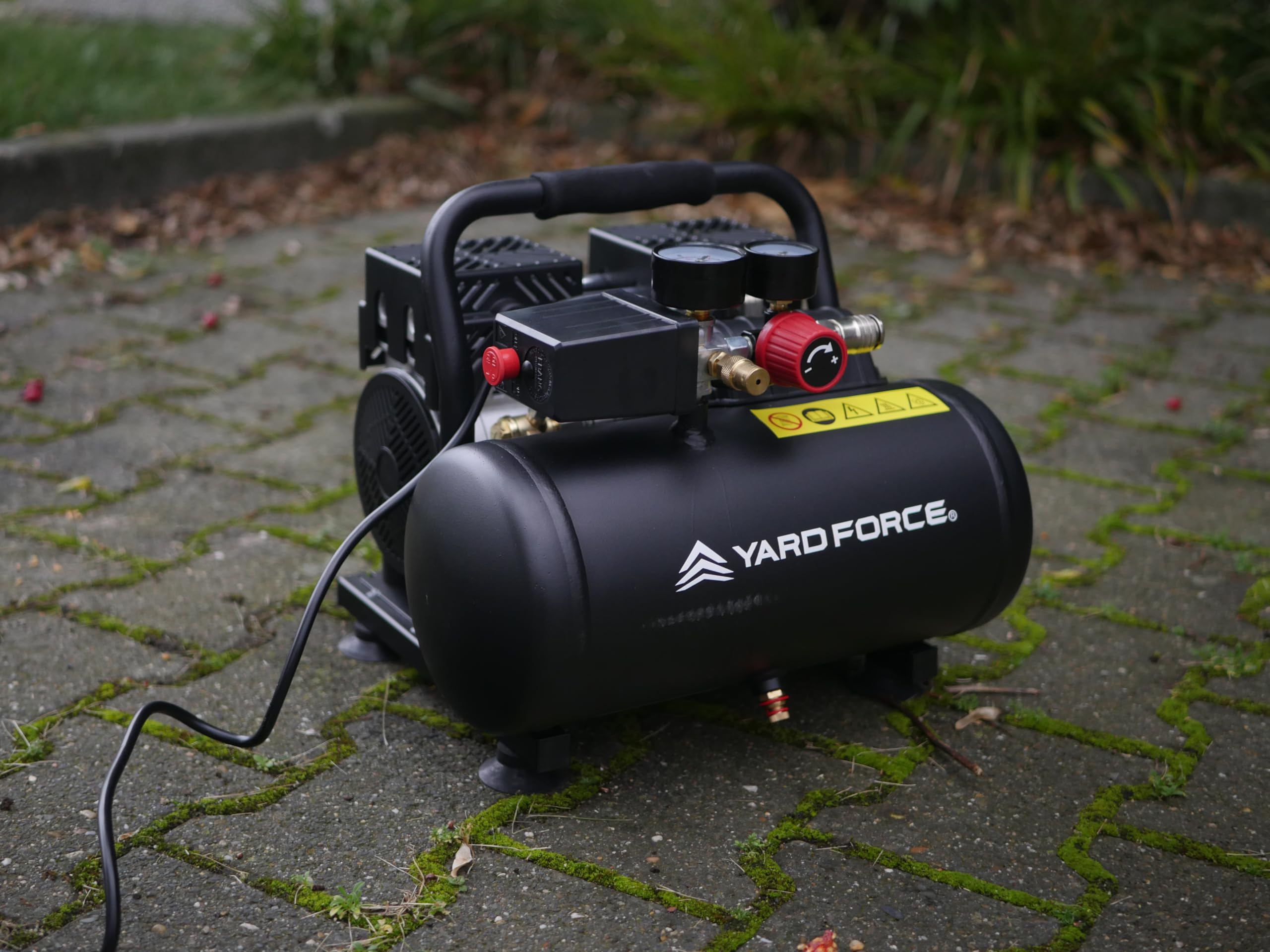 Yard Force EX ARC06 - Compresor silencioso (6 L, sin aceite y bajo mantenimiento, presión de funcionamiento de 8 bares, 67 dB silencioso, cilindro doble de 550 W (106 l/min), regulador de presión +