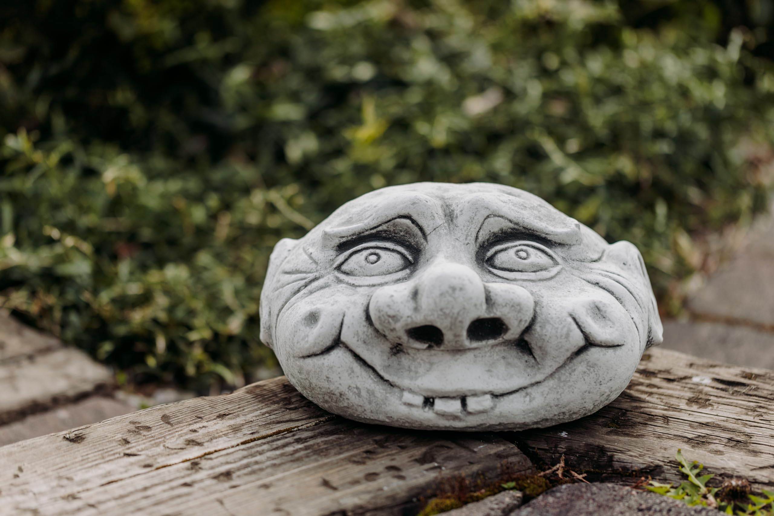 gartendekoparadies.de Lustiges Gesicht Steinkopf, Deko-Stein, H. 15 cm, 25 x 28 cm, 10 kg, Grau, frostsicher aus Steinguss für Außenbereich