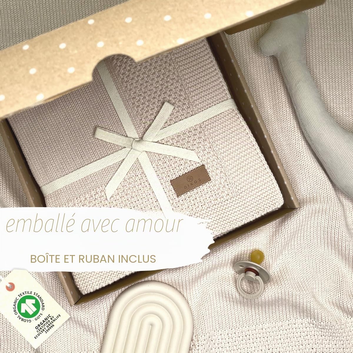 DIKOS® Couverture pour bébé en 100% Coton Bio GOTS | Couverture tricotée Douce pour Nouveau-né avec Bordure pour Fille/garçon Toute l'année | Durable en Coton | Cadeau de Naissance (Beige Naturel)