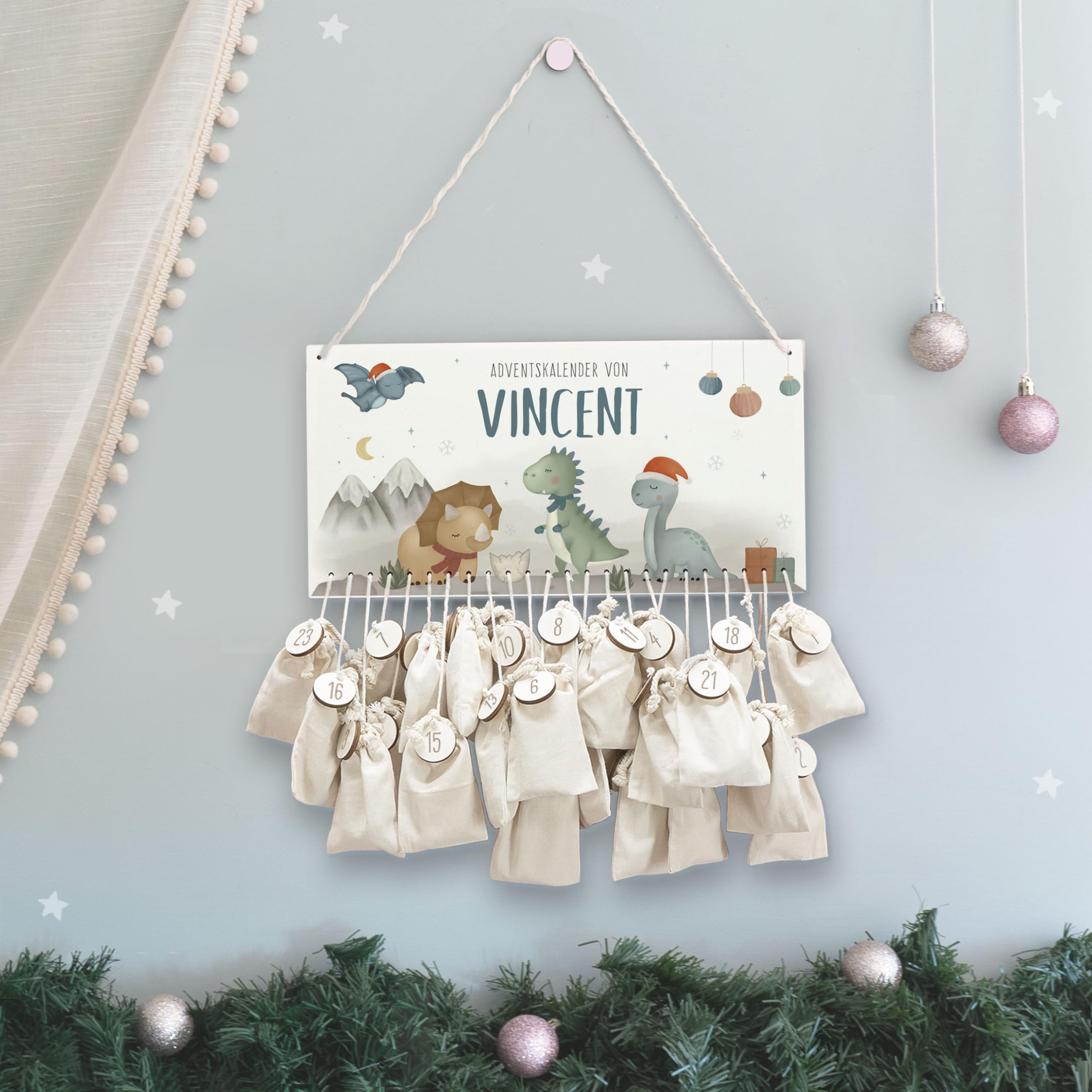 Adventskalender Personalisiert für Kinder | Advent Kalender zum befüllen aus Holz | Wandmontage Weihnachtskalender DIY mit Namen | hellomini (Dinowelt)