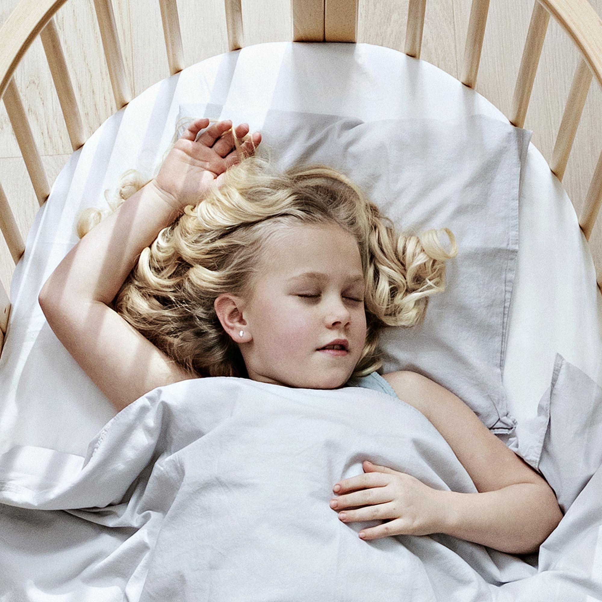 Stokke Sleepi Junior Fitted Sheet, White - Soft Sheets for Sleepi Junior Oval Mattress - 100% Delicate Cotton Percale