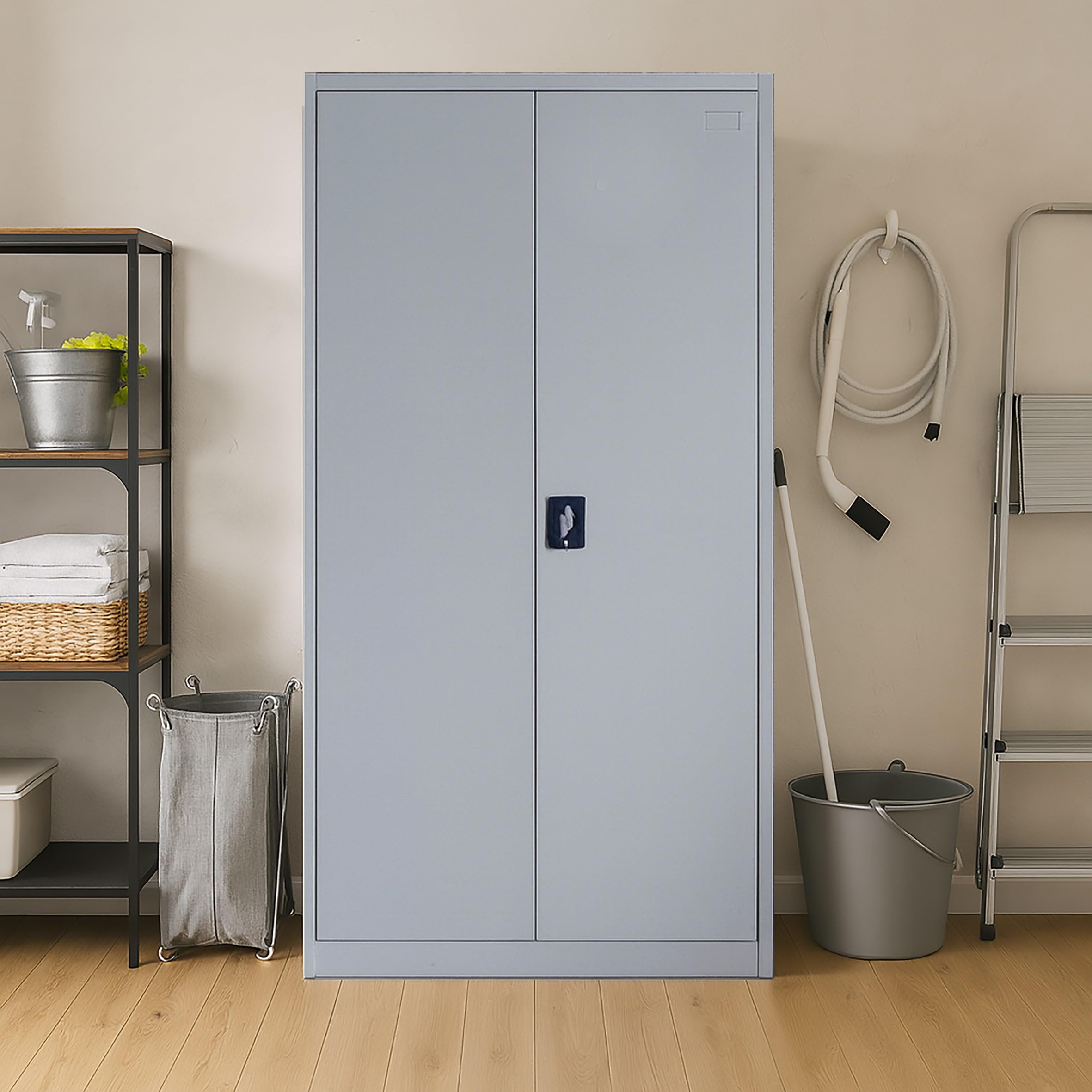 Bissolo Casa Armadio Portascope CC-C2A 90×45×H180 cm – Metallo Grigio – 2 Ante, 3 Ripiani Fissi, Divisorio Portascope, Tubo Appendiabiti, Serratura – Mobile Metallico Professionale – Montaggio a Kit