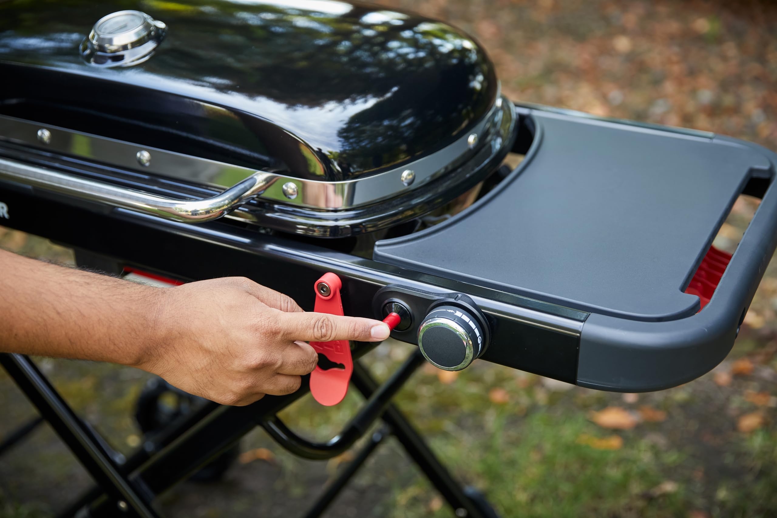 Weber Traveler barbecue à gaz/design pliable et portable avec roues, verrouillage automatique du couvercle et thermomètre intégré, 1 brûleur, largeur 111 cm, surface de cuisson 2065 cm², noir
