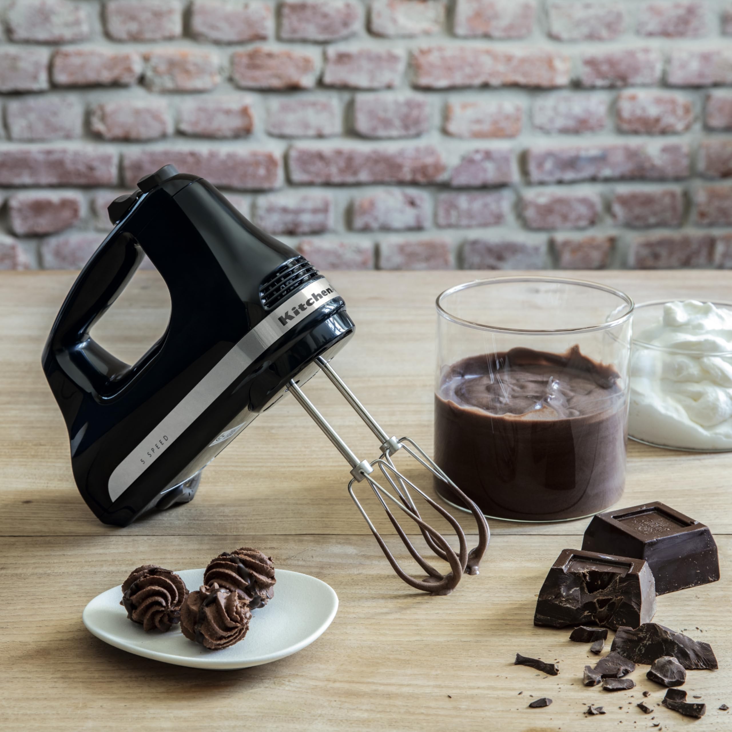 KitchenAid Batidora de Varillas Clásica 5 Velocidades, Motor DC Silencioso 85W, Varillas Turbo y Batidor 16 Hilos en Acero Inox, Bate, Mezcla y Remueve, Expulsión con un Toque, Onyx Black