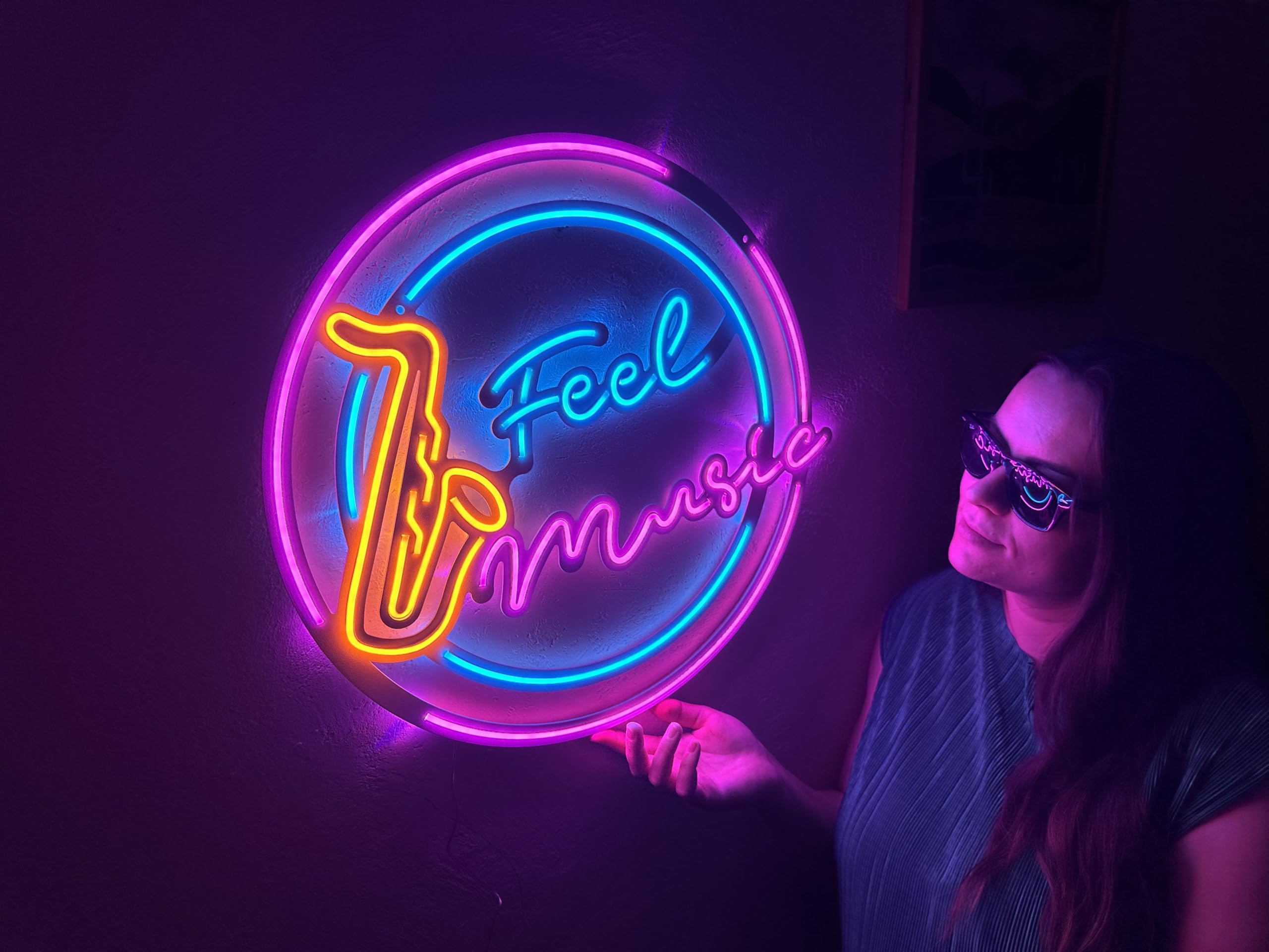 Feel Music - Insegna in metallo al neon, splendida decorazione da parete a LED con retro in metallo, perfetta per studi musicali, bar o spazi abitativi. Insegna luminosa al neon vivace per gli amanti