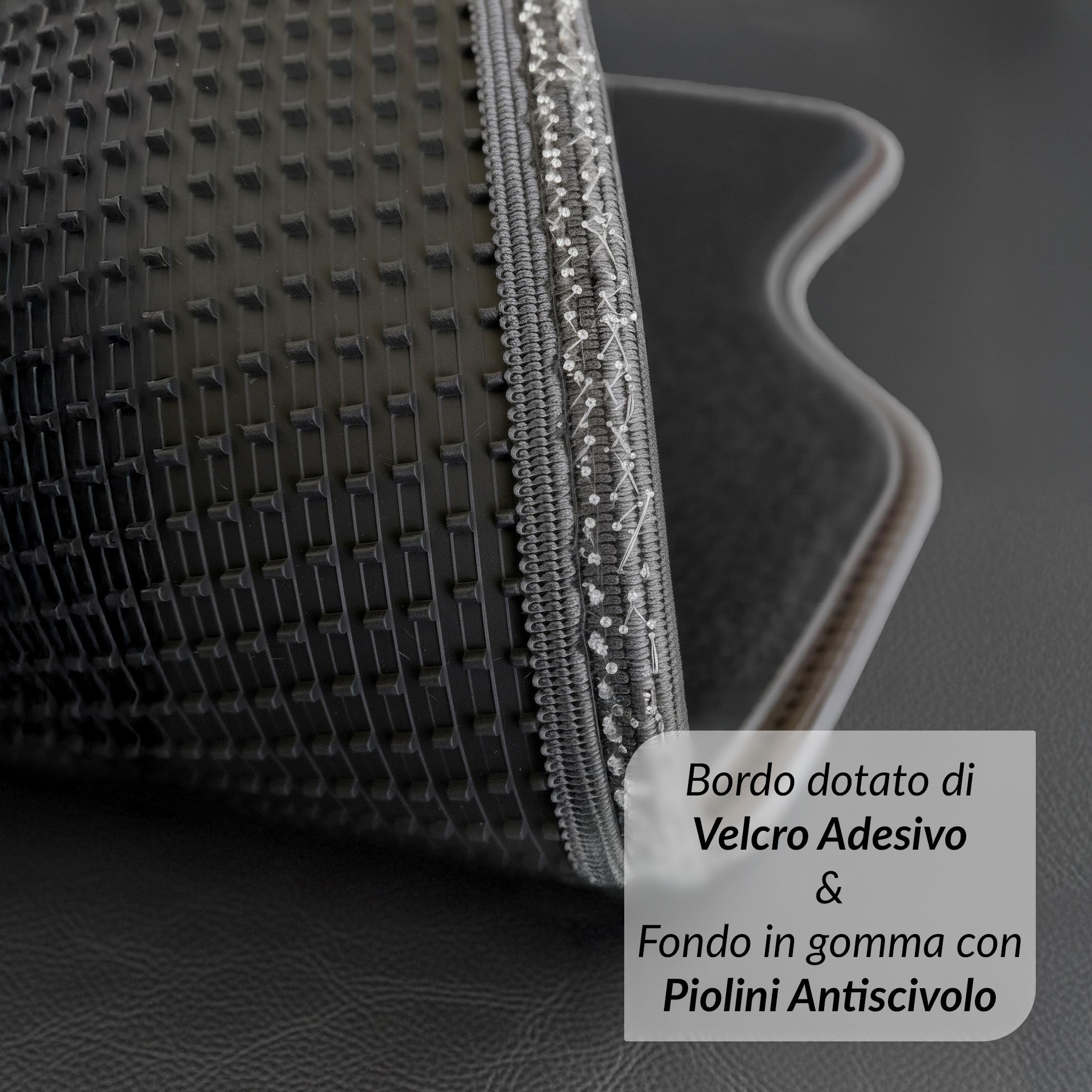 QUEMAR Tappetini Auto per 500 595 ABTH, Bordo Rosso, 4 Ricami + 2 Loghi | 2007-2024 / Kit Tappeti Moquette e Gomma su Misura / Set 2 Anteriori + 2 Posteriori / Ricami e Colori Personalizzati