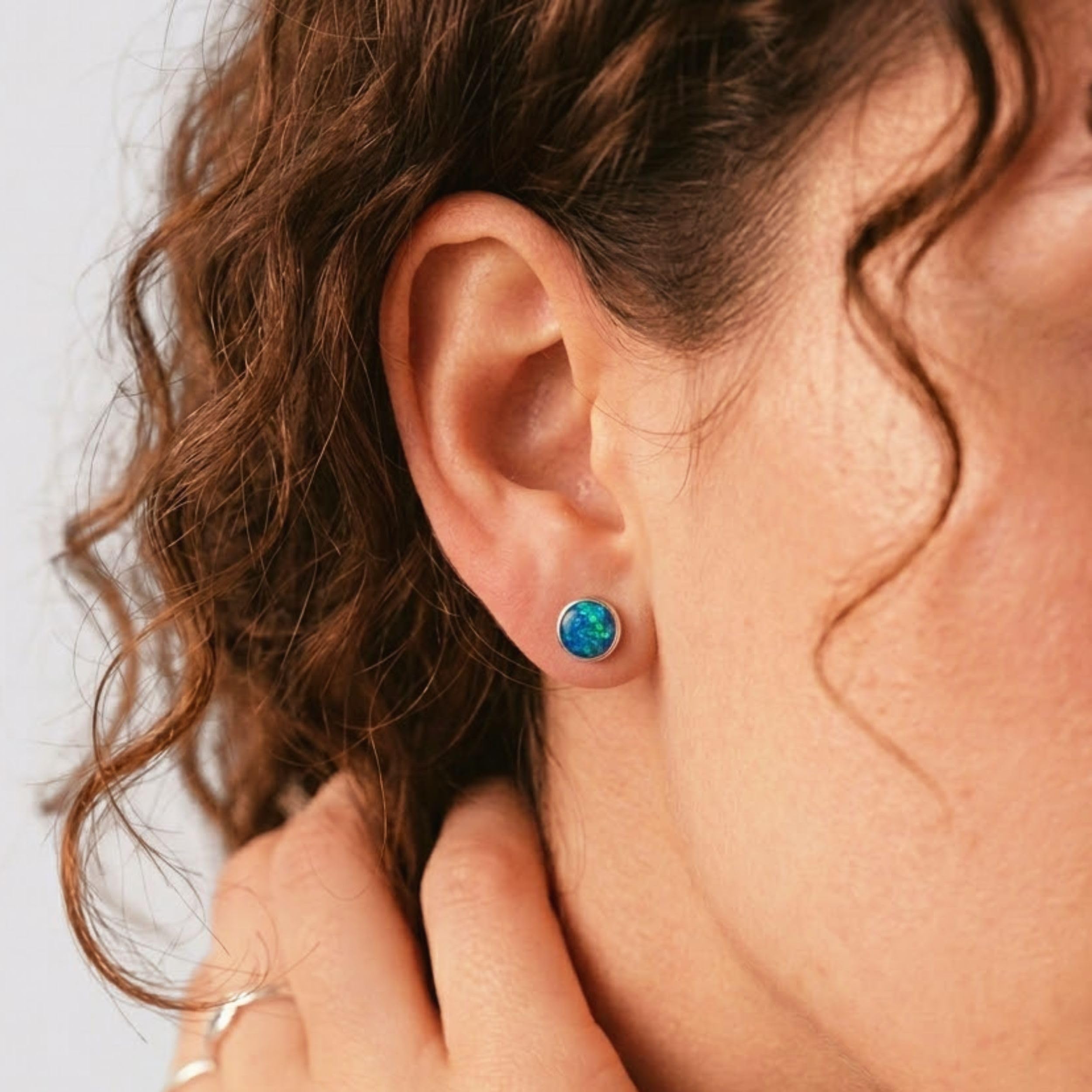Opal Ohrringe Damen 925 Sterling Silber mit 18K Weißgold-Beschichtung – Australische Opal Ohrstecker Handgefasst – anlauffest nickelfrei – Geschenk Geburtsstein Oktober im Etui
