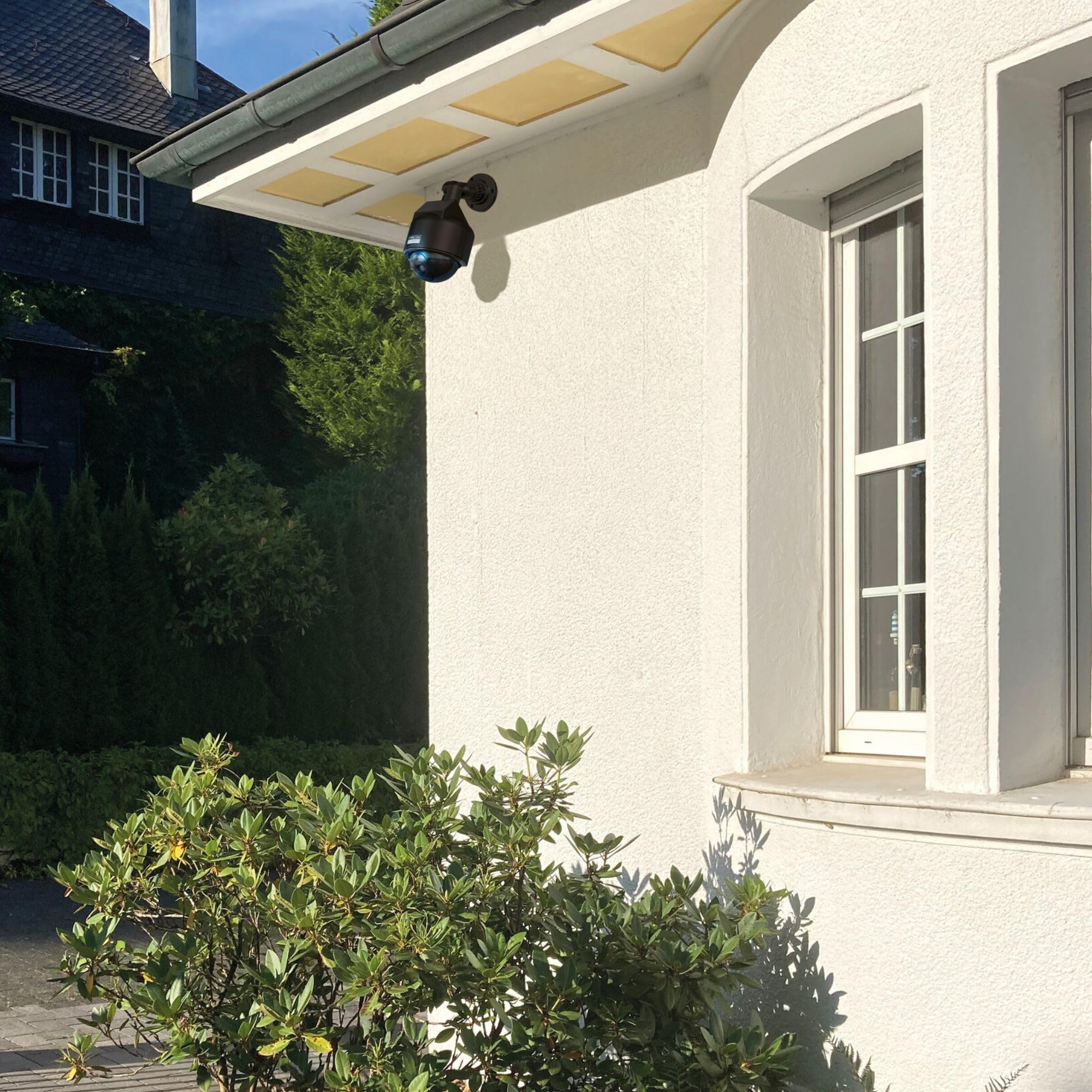 BASI Caméra factice solaire avec lumière LED clignotante | Caméra dôme | Caméra factice | Caméra de surveillance pour l'intérieur et l'extérieur protégé | Panneau solaire | Support à 360 ° | Blanc