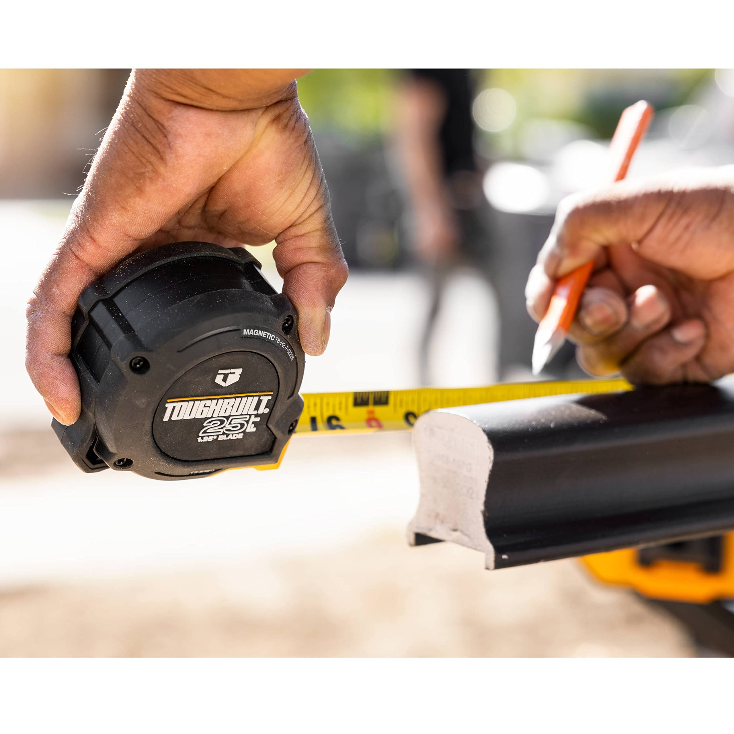 ToughBuilt - Mètre à ruban ProBlade™ de 7,6 m avec fonctions de contrôle de la lame, lame de 3,2 cm de largeur facile à lire avec marquages double face à contraste élevé – (TB-H2-T-12225)
