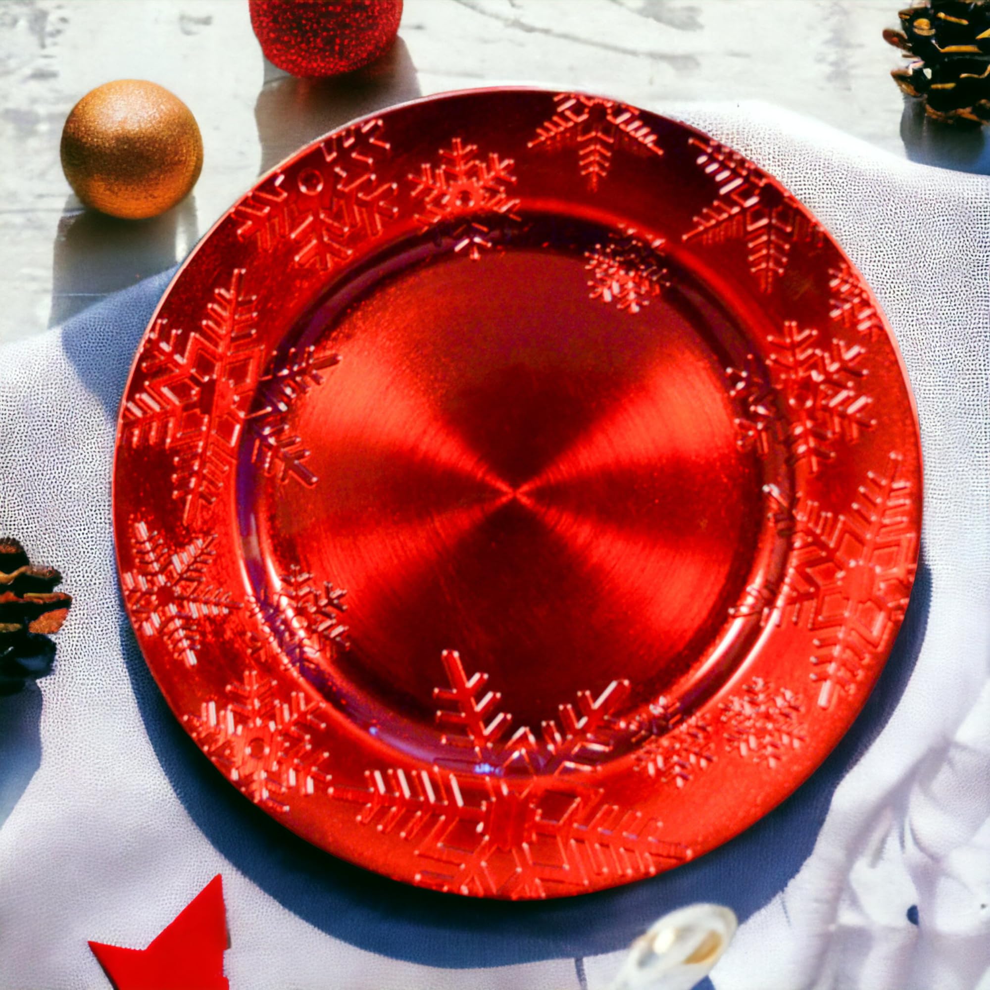 Sottopiatti Rosso FIOCCO DI NEVE Bordo SPAZZOLATO, uso Decorativo in plastica Rigida Bordo RIGHE, Tondo 33 cm, Natale cenone sotto Piatto Natalizio Cenone Capodanno Aperitivo (6 e 12 pz) (12)