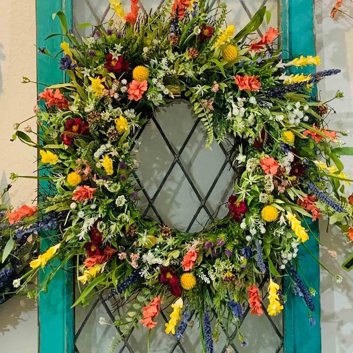 Ghirlanda primaverile con margherita e lavanda con foglie verdi, base di vite, ghirlanda di fiori selvatici artificiali per porta d'ingresso, ghirlanda di fiori da appendere colorata