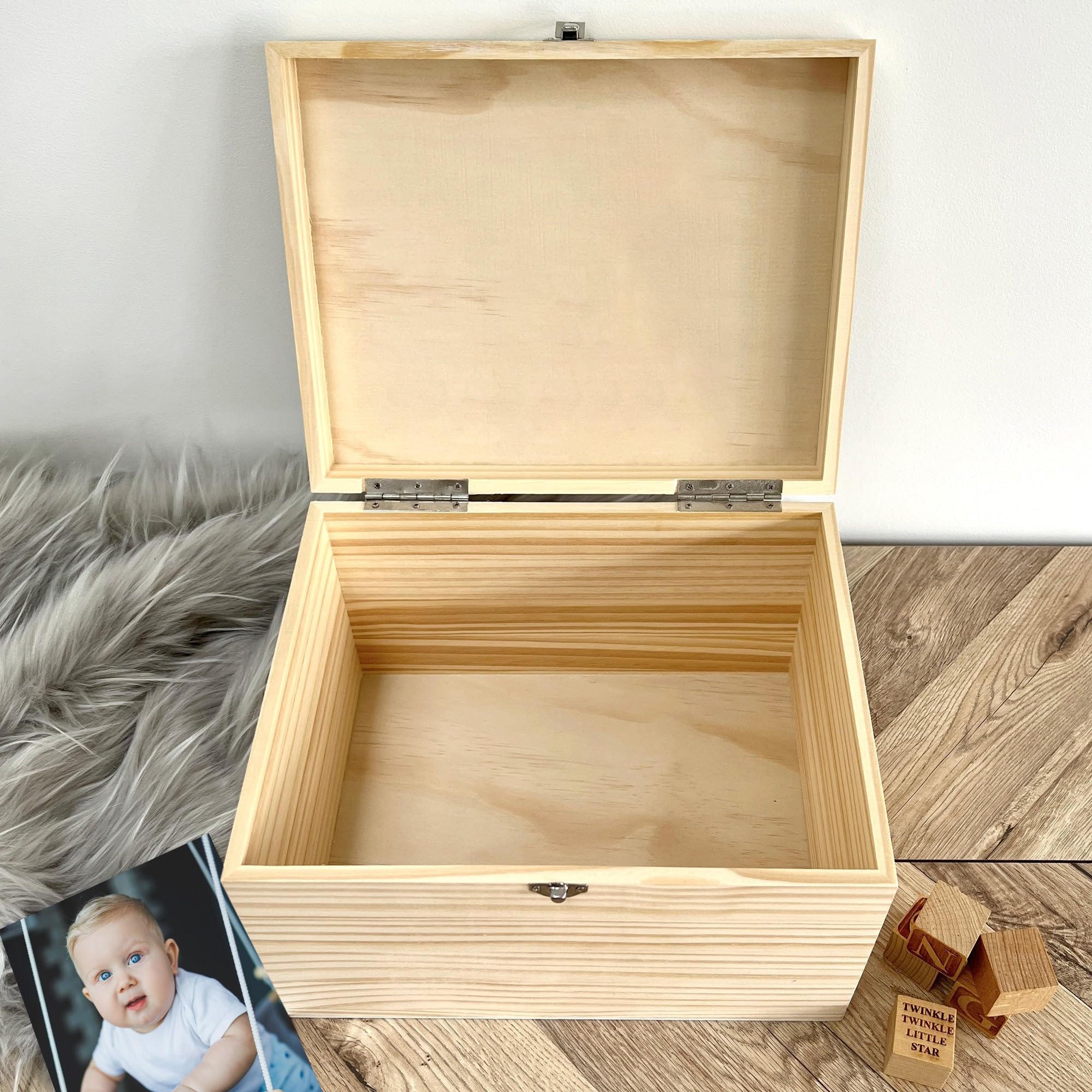 Scatola dei ricordi personalizzata con animali della giungla, scatola regalo First Memories per neonati, nome e data personalizzati, in legno di pino con cerniere e chiusura in metallo, 26 x 18,9 x