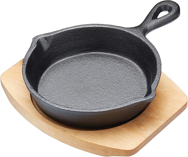 Artesa Small Frying Pan, Cast Iron, Non Stick, with Wooden Serving Board, Grill Pan Sizzle Skillet with Stand, for Fajitas, BBQ, Omelette, Tapas and Desserts, 13cm diameter