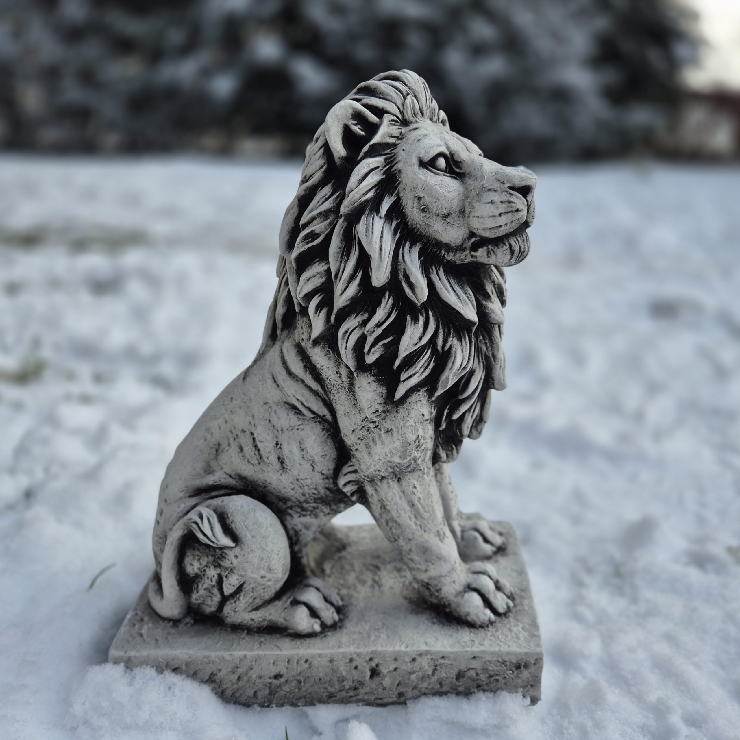 FABRIQ Kleiner Garten Löwe Figur Rechts, Steinfigur, Wetterfest, frostsicher aus Steinguss für Außenbereich, massiv 36 cm, 11 kg, shwarz