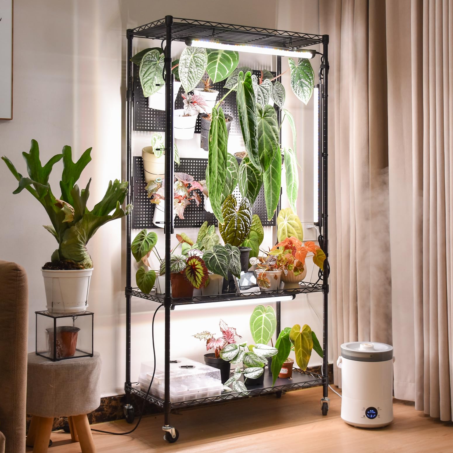 Bstrip Estante para plantas con luz de crecimiento y tablero de clavijas, soporte de metal para plantas con estante ajustable y ruedas, 4 tiras de luz de crecimiento de espectro completo de 24 W para