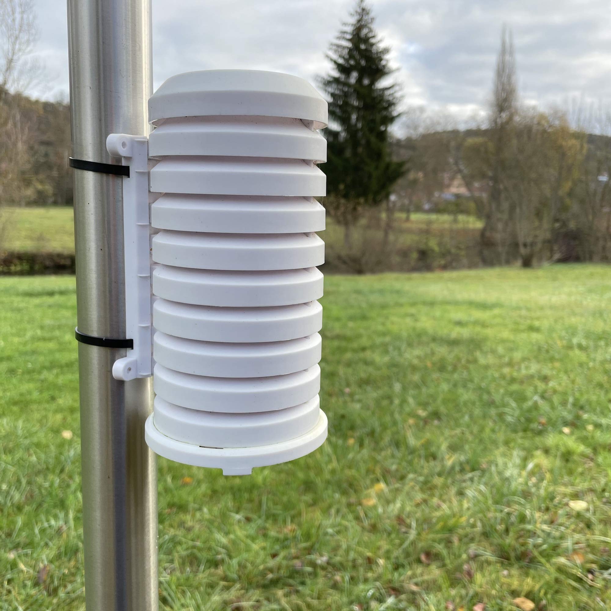 Netatmo Smarte Wetterstation - WLAN, Funk, Innen- und Außensensor, Wettervorhersage, Amazon Alexa & Apple HomeKit & TFA Dostmann Schutzhülle für Sender Artikel, 98.1114.02, leicht zu montieren, weiß