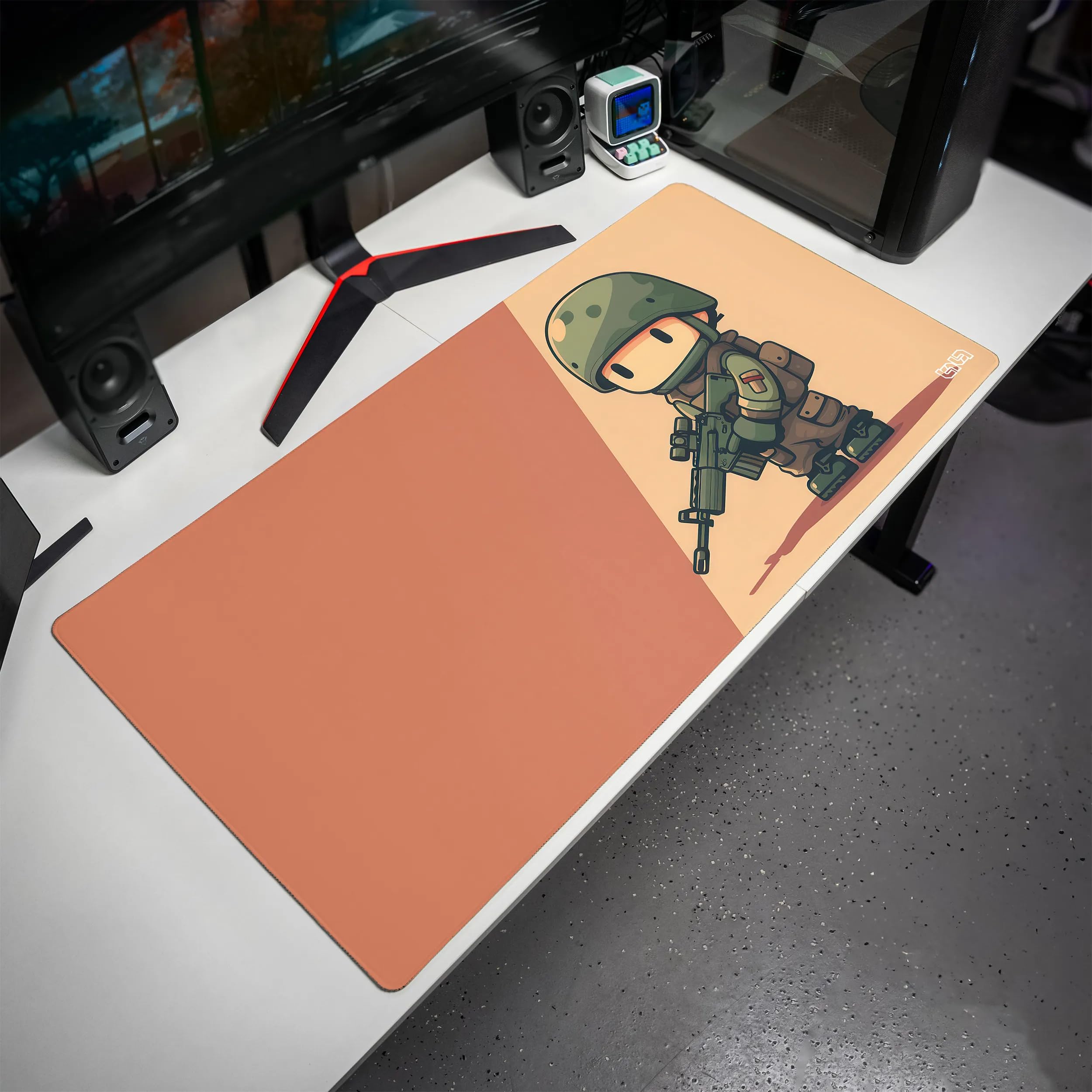 Tilt Podkładka na Biurko 100x50 cm | Antypoślizgowa Duża Podkładka pod Mysz oraz do Akcesoriów Komputerowych i Biurowych | Wodoodporna Mata na Biurko XXL (Chibi Solider)
