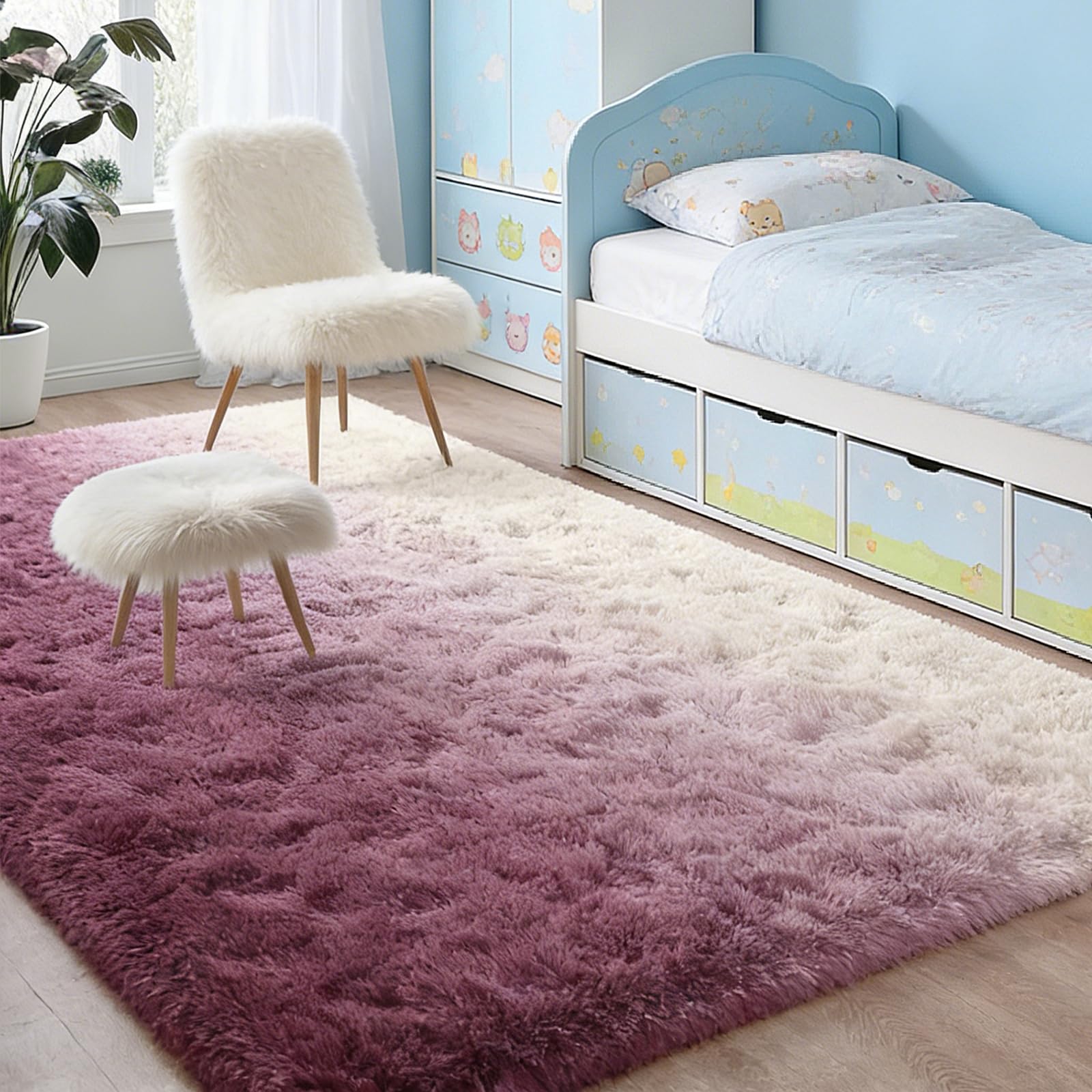 Tapis de salon rouge à poils longs pour une descente de lit cocooning