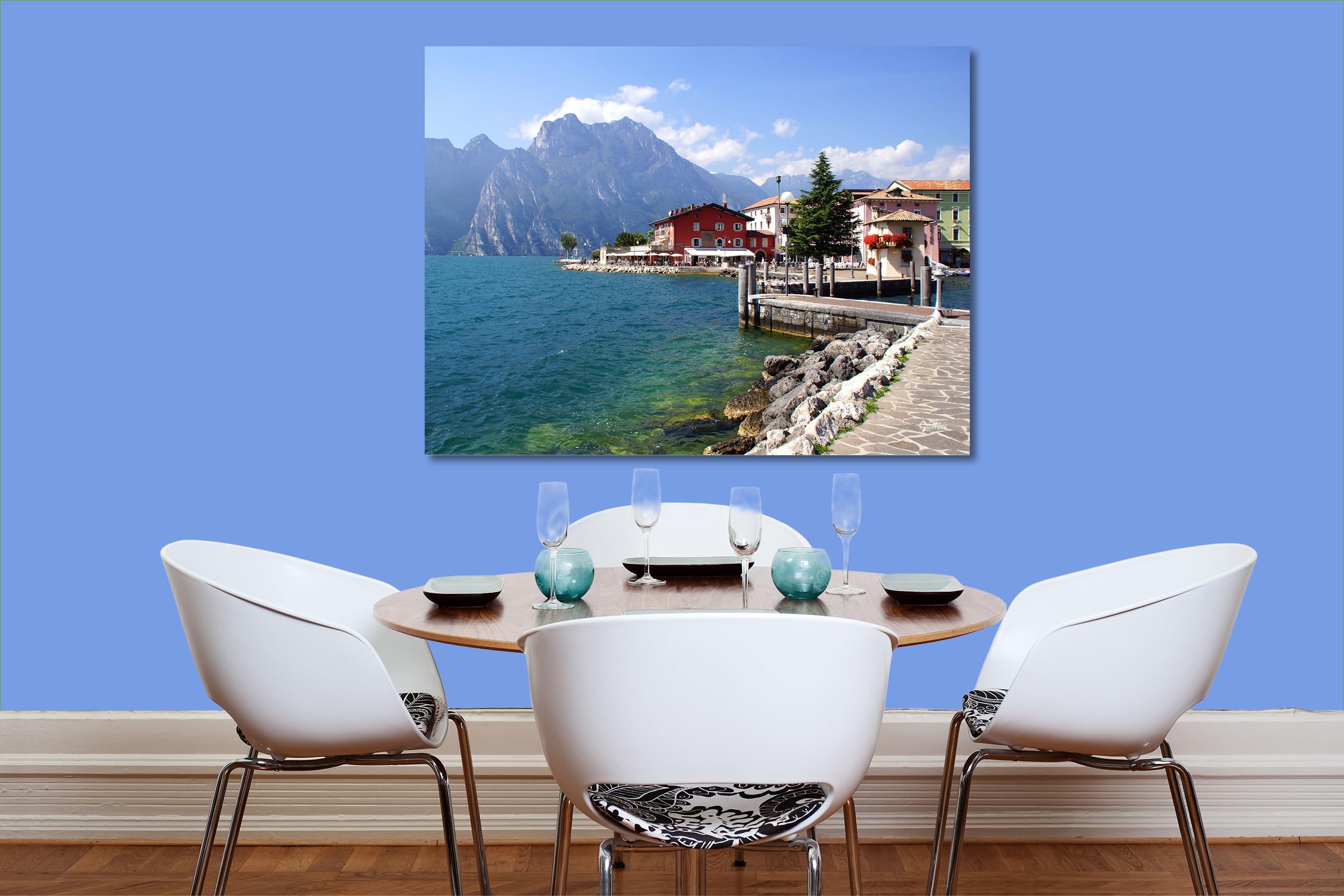Glücksvilla - Gardasee Torbole (Acrylglas-Bild 5 mm, 40 x 30 cm) aus DE - Kunstdruck XXL Deko-Wandbild quer - See Italien Berge Boje Steg Tirol Riva