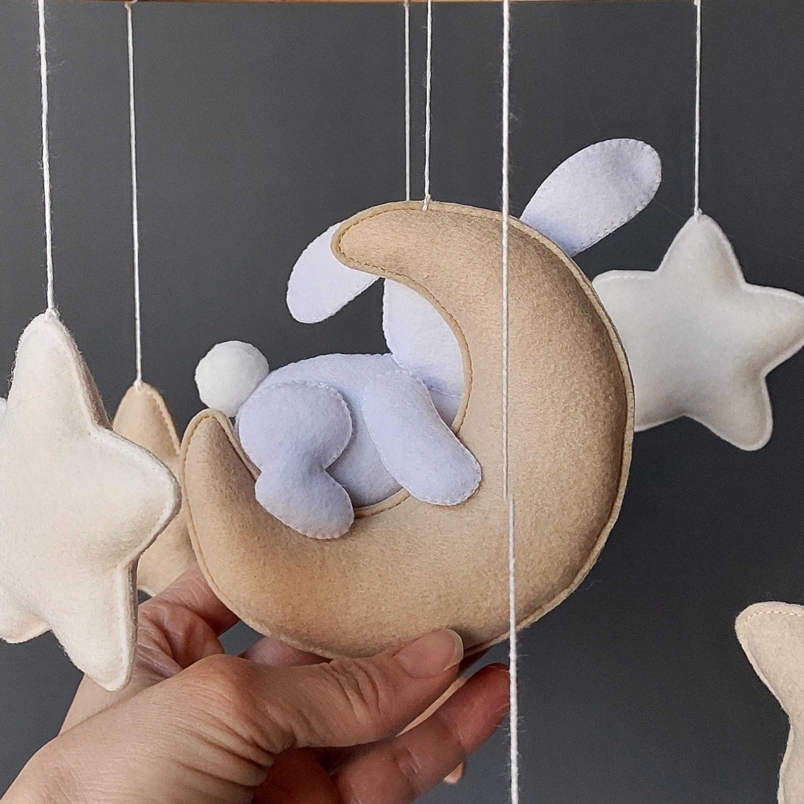 Baby Mobile Hase – Schlafender Hase auf Mond mit Filzsternen | Neutrale Babymobile für Jungen & Mädchen | Handgemachtes Kinderzimmer Deko | Geschenk zur Geburt